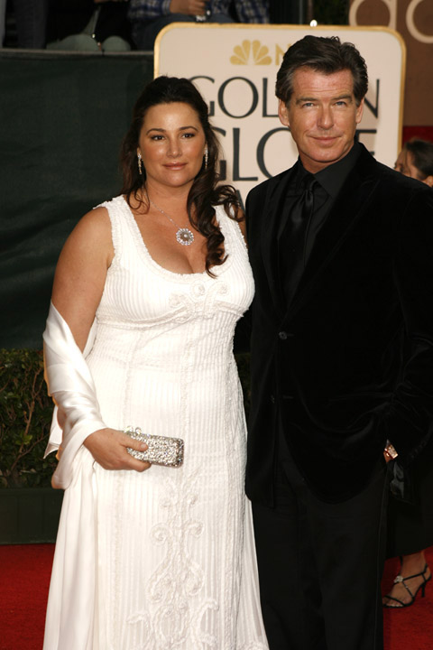 Keely Shaye Smith erschien bei den Golden Globe Awards selbstbewusst in einem eleganten weißen Abendkleid an der Seite von Pierce Brosnan – Jahre, nachdem das Paar seine beiden Söhne Dylan und Paris bekommen hatte. | Quelle: Getty Images.