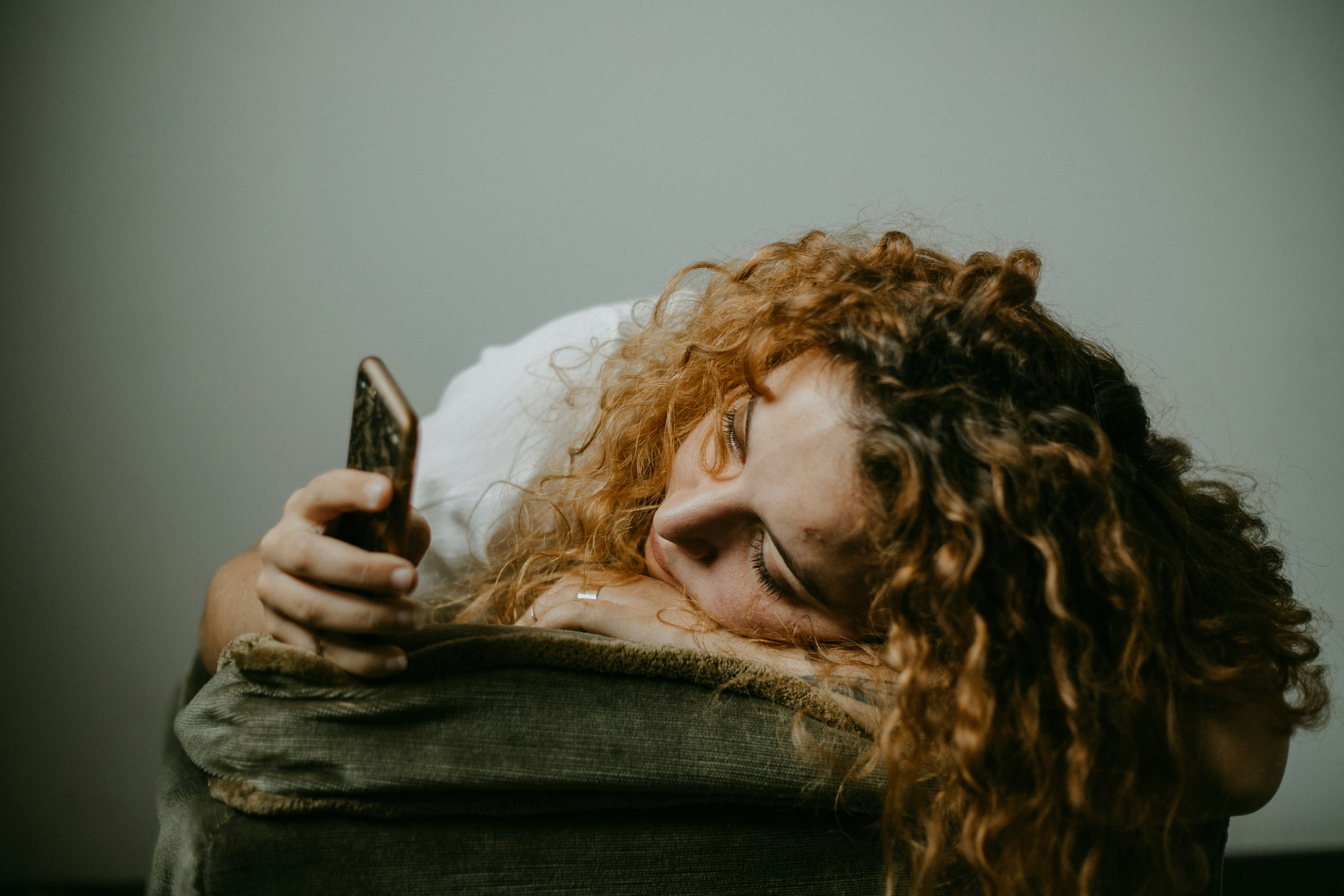 Eine traurige Frau an ihrem Telefon | Quelle: Unsplash