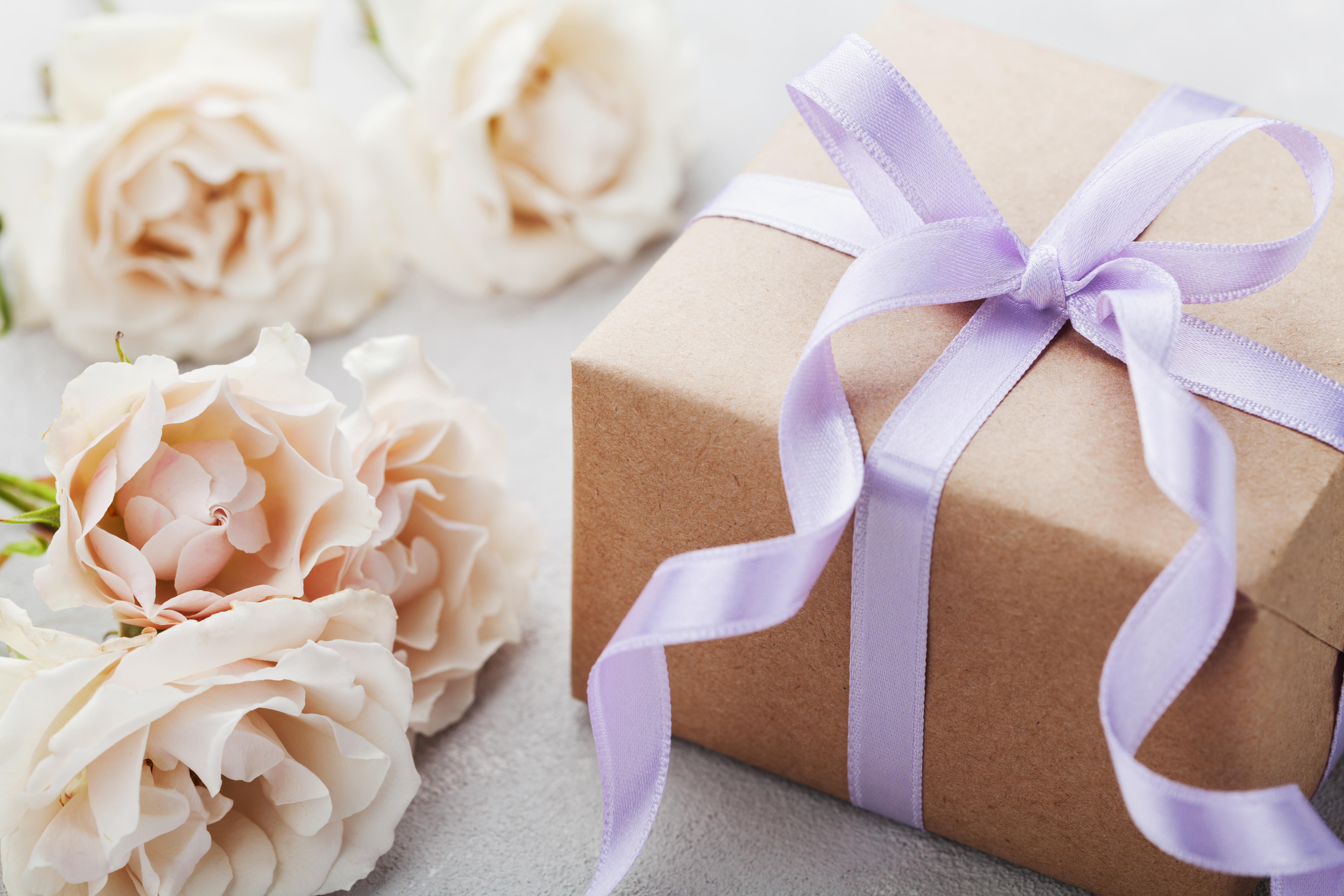 Eine verpackte Geschenkbox | Quelle: Shutterstock