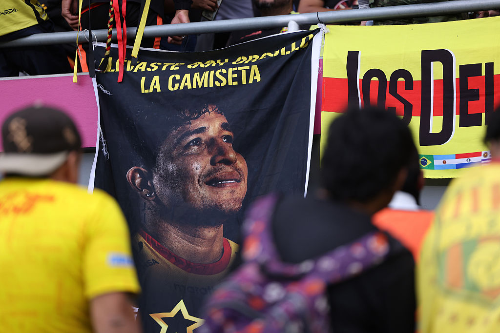 Fans des FC Barcelona jubeln zu Ehren des Fußballspielers Mario Pineida, der am 21. Dezember 2025 in Guayaquil während des LigaPro Ecuador 2025-Spiels zwischen Independiente Del Valle und dem FC Barcelona im Estadio Banco Guayaquil in Quito, Ecuador, ums Leben kam. | Quelle: Getty Images