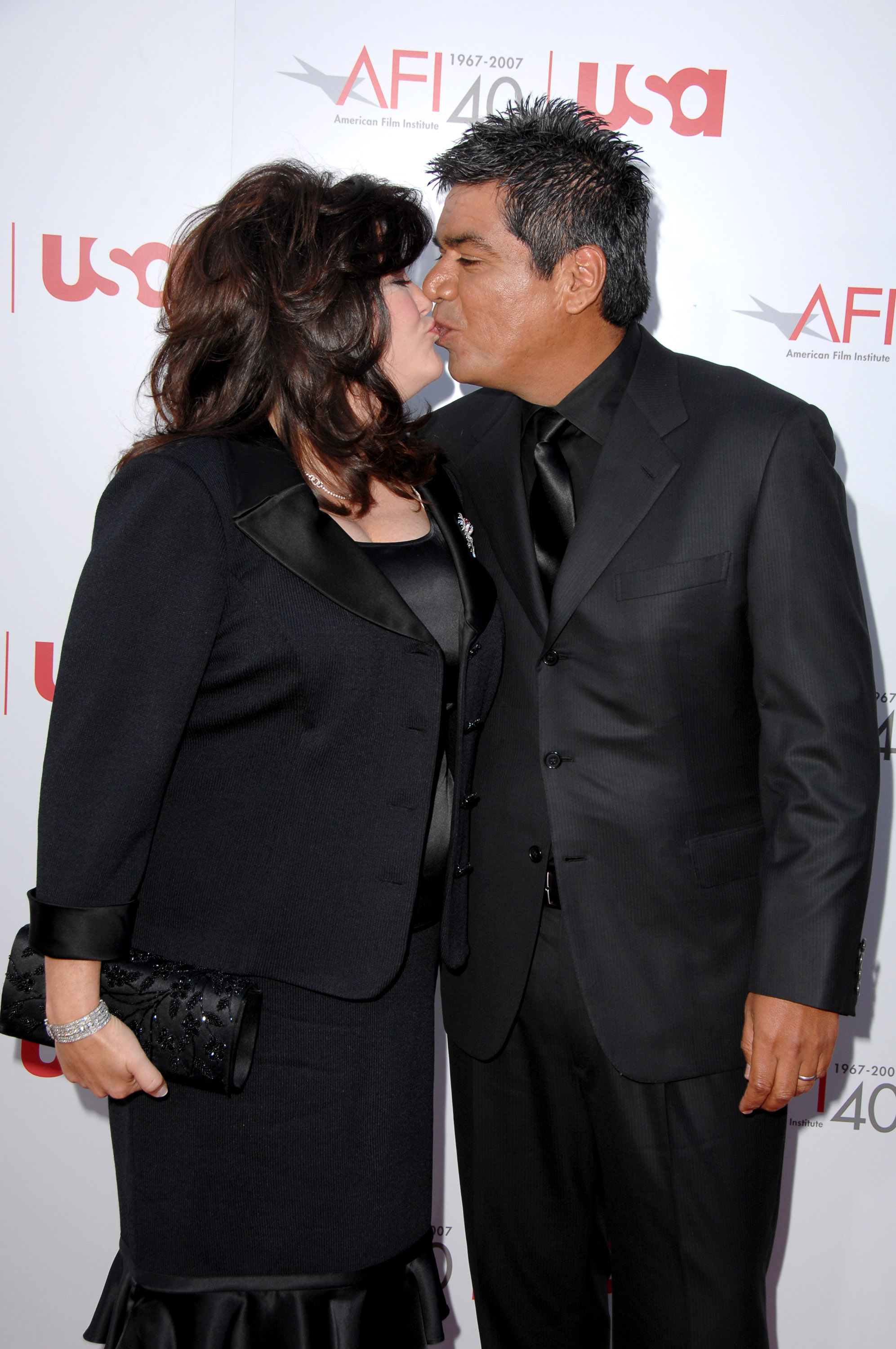 Ann Serrano und George Lopez beim 35th Annual AFI Life Achievement Award zu Ehren von Al Pacino im Kodak Theater am 7. Juni 2007 in Hollywood, Kalifornien. | Quelle: Getty Images