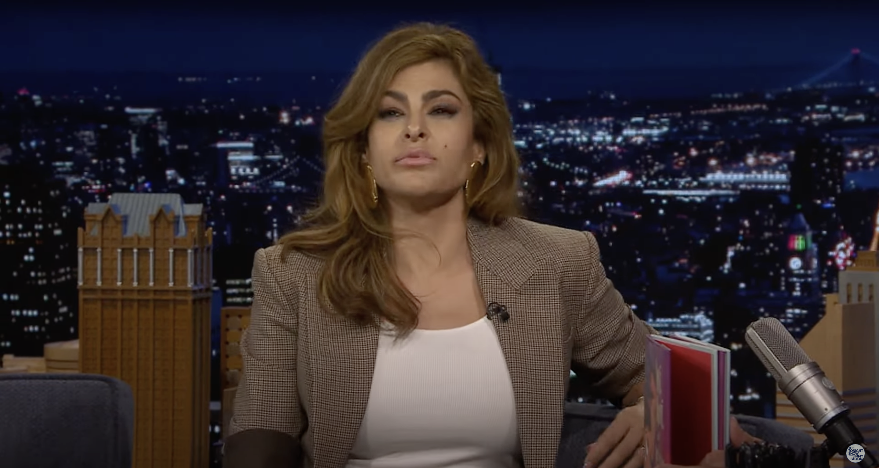 Eva Mendes in der "The Tonight Show Starring Jimmy Fallon", die für ihr neues Kinderbuch wirbt, aus einem YouTube-Video vom 19. September 2024 | Quelle: Youtube/@fallontonight