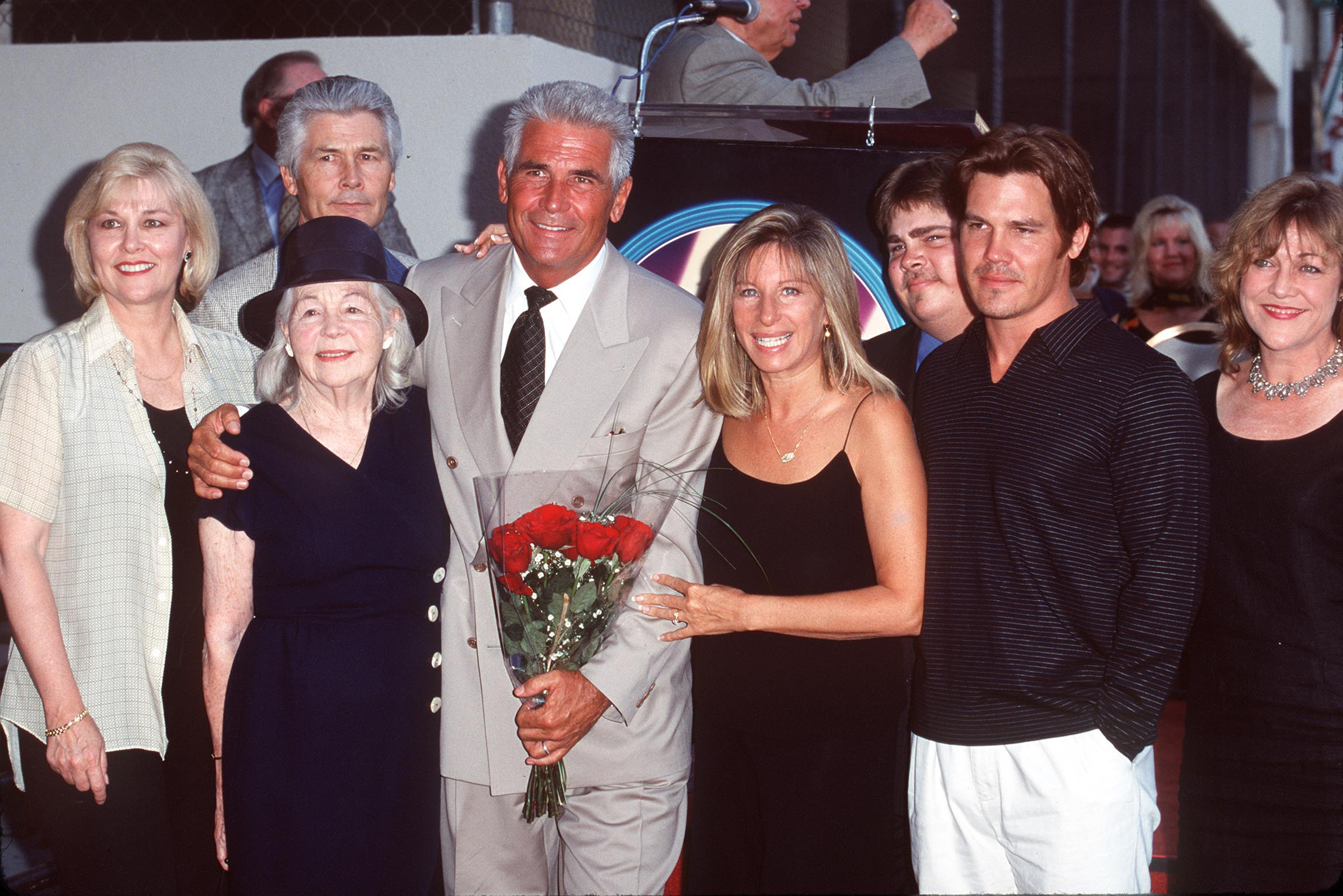 James Brolin (Mitte), Barbra Streisand und Gäste bei der Ehrung von James Brolin mit einem Stern auf dem Hollywood Walk of Fame am 27. August 1998 | Quelle: Getty Images