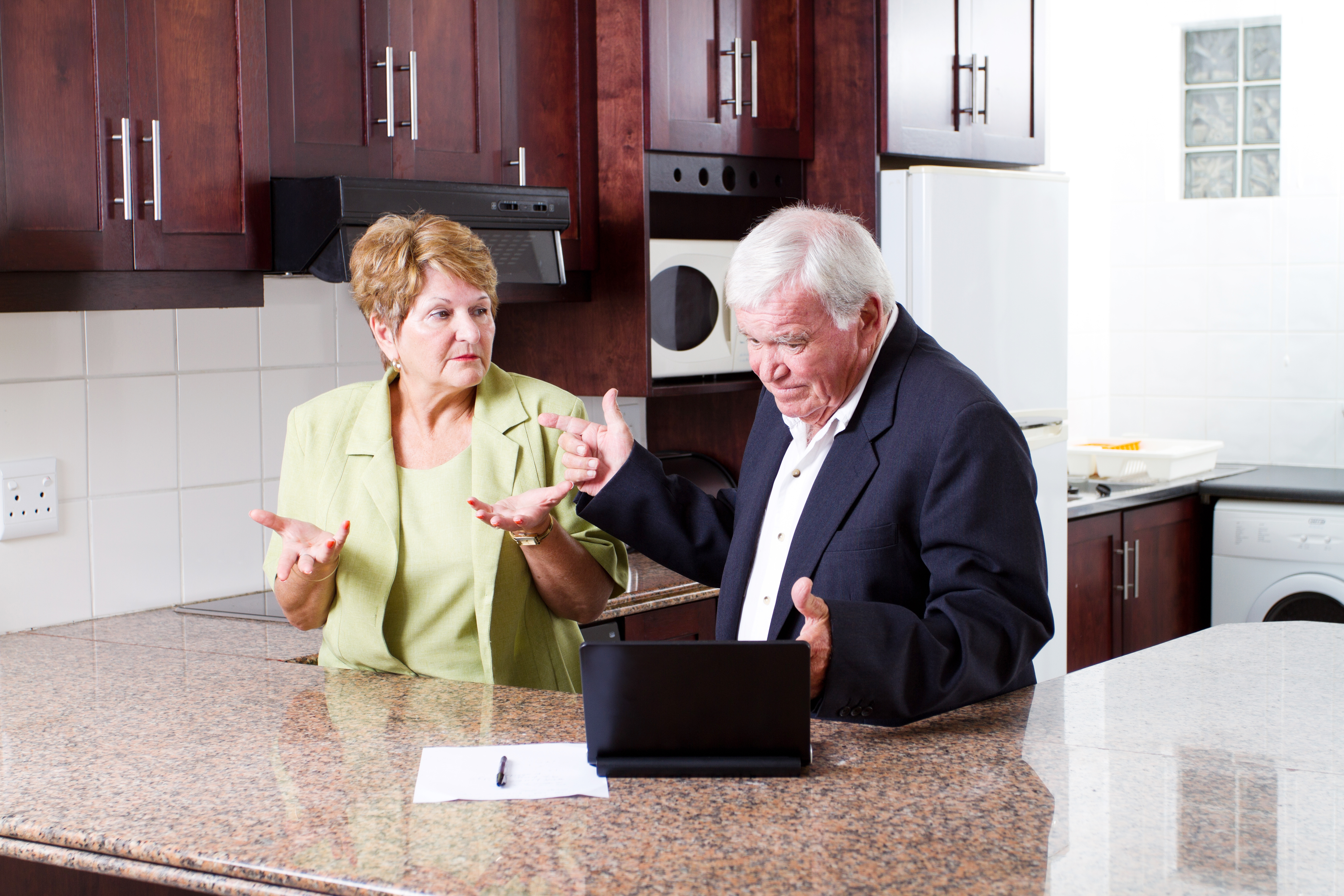 Ein älteres Paar, das sich streitet | Quelle: Shutterstock