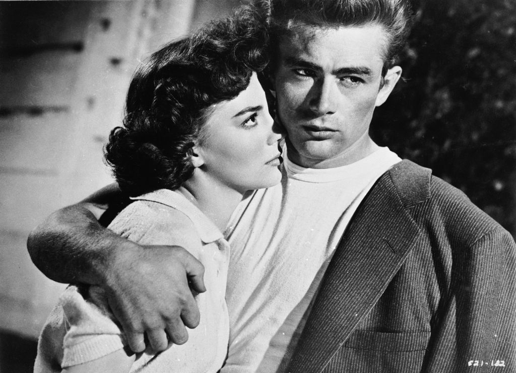 James Dean und Natalie Wood in einer Szene aus "Rebel Without A Cause" von 1955 | Quelle: Getty Images