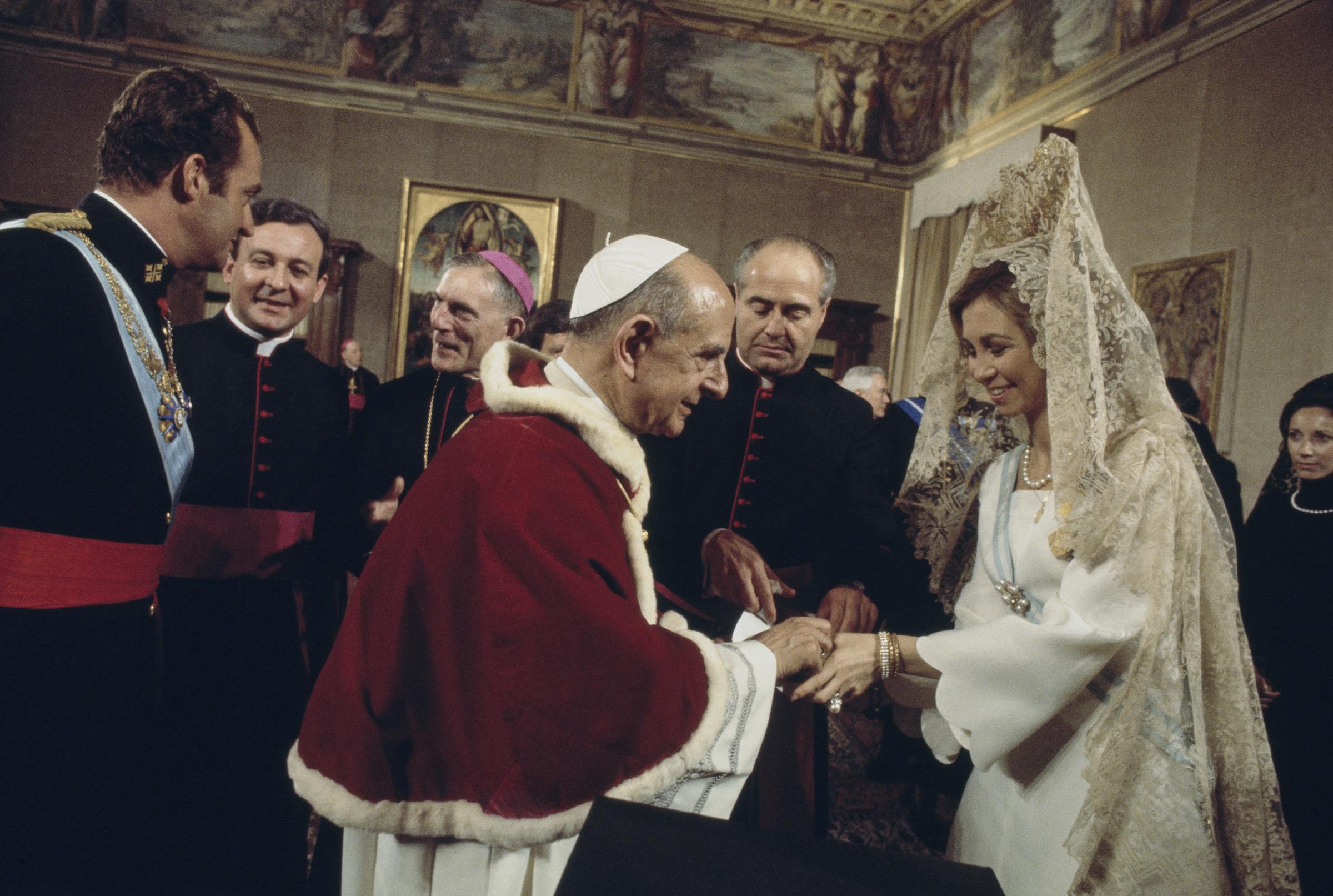 Papst Paul VI. mit König Juan Carlos und Königin Sofia von Spanien im Vatikan, am 10. Februar 1977 | Quelle: Getty Images