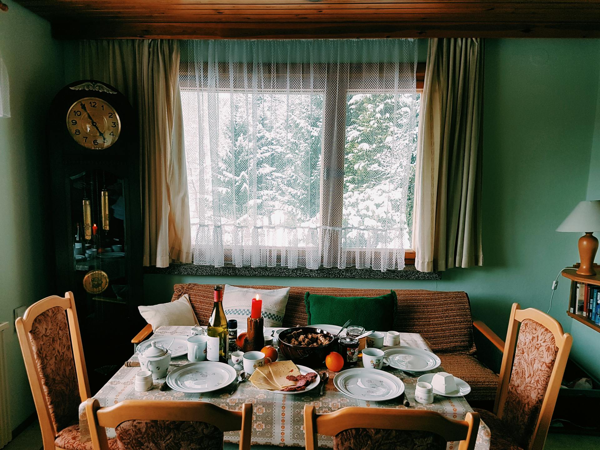 Mesa de jantar em uma casa unifamiliar | Fonte: Pexels