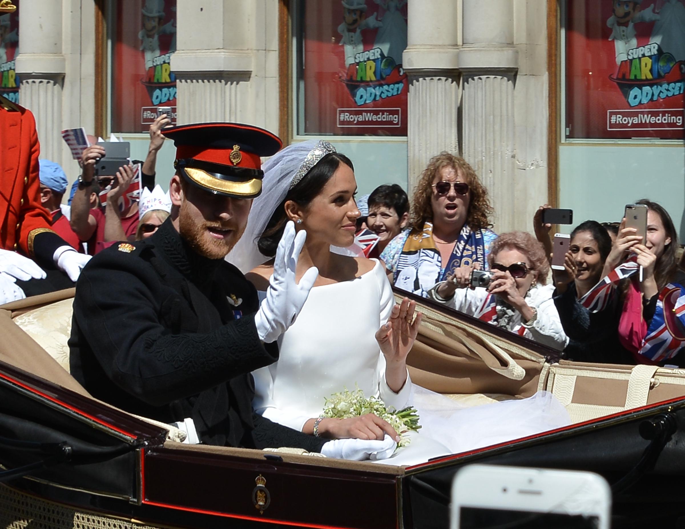 Prinz Harry und Meghan Markle vor der St. George's Cathedral am Tag ihrer Hochzeit in Windsor, England am 19. Mai 2018 | Quelle: Getty Images