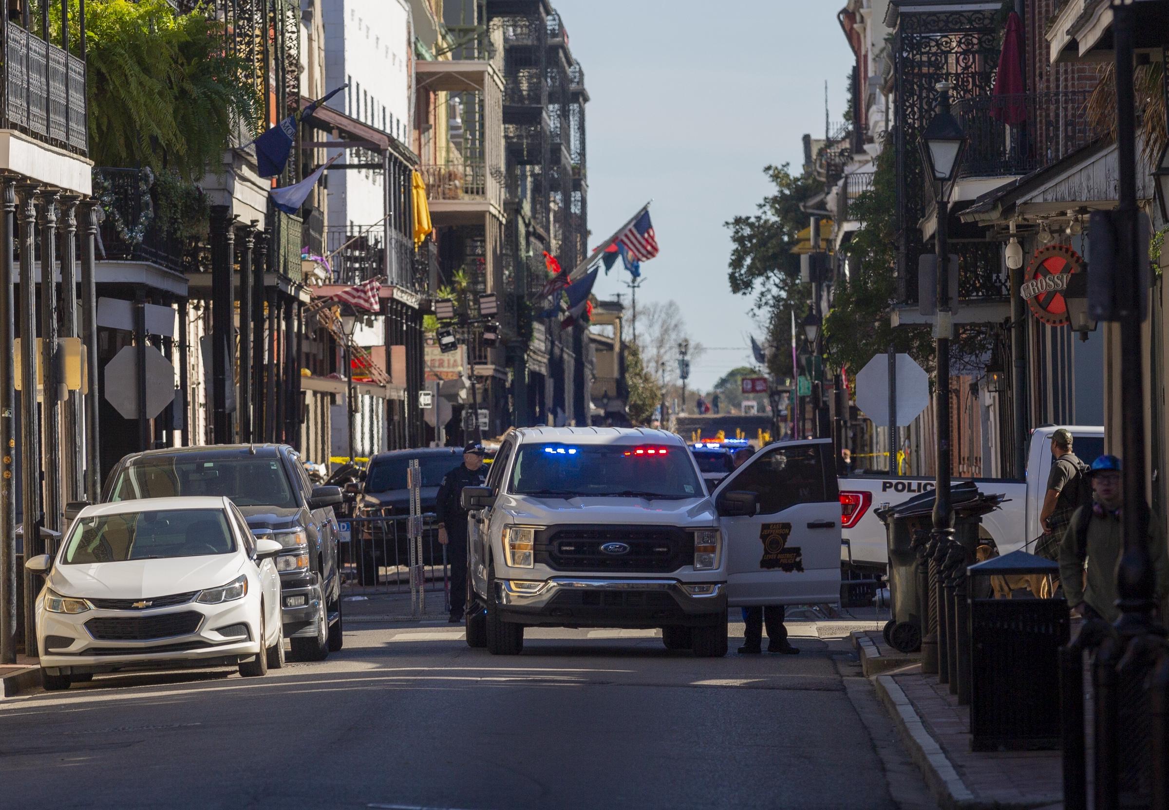 Polizeikontrollen auf und um die Bourbon Street in New Orleans, Louisiana, am 1. Januar 2025. | Quelle: Getty Images