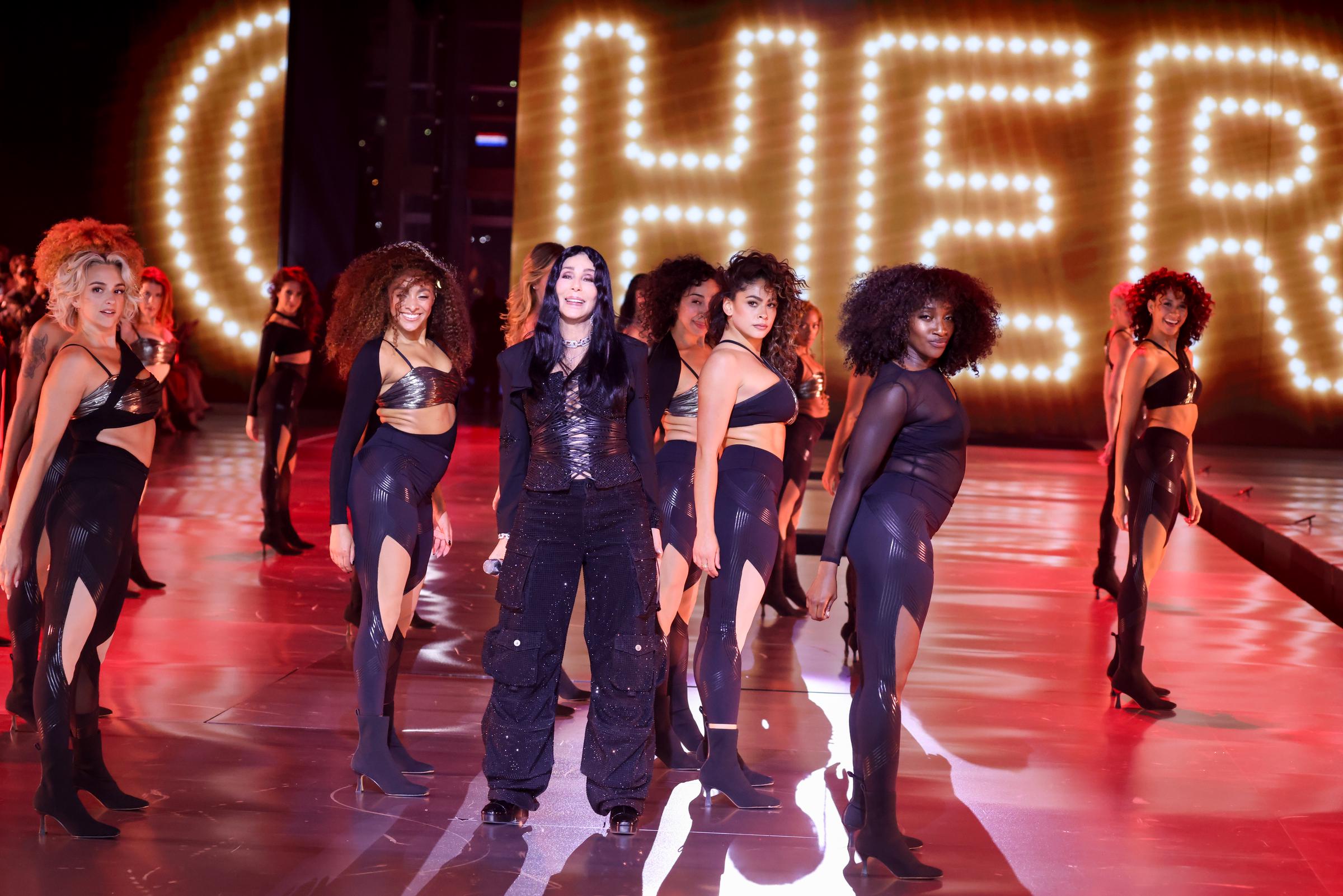 Cher tritt während der Victoria's Secret Fashion Show 2024 auf | Quelle: Getty Images