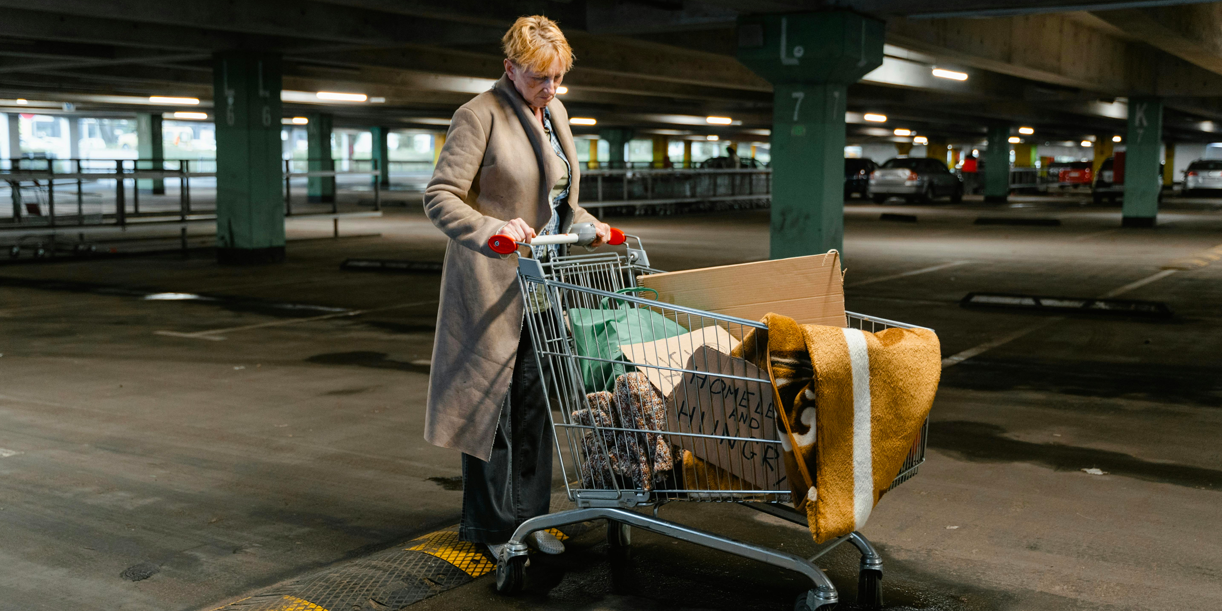 Obdachlose Frau, die einen Einkaufswagen schiebt | Quelle: Pexels