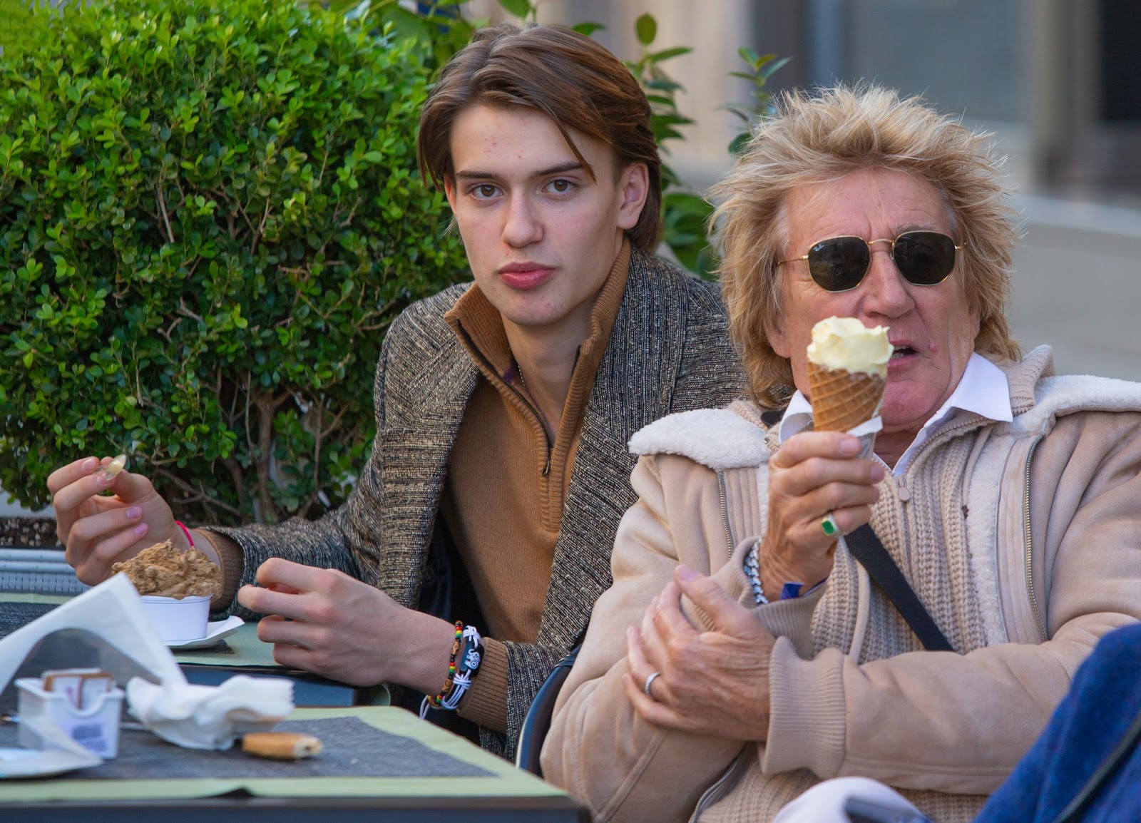 Alastair und Rod Stewart, fotografiert am 29. November 2023 in Rom, Italien. | Quelle: Getty Images