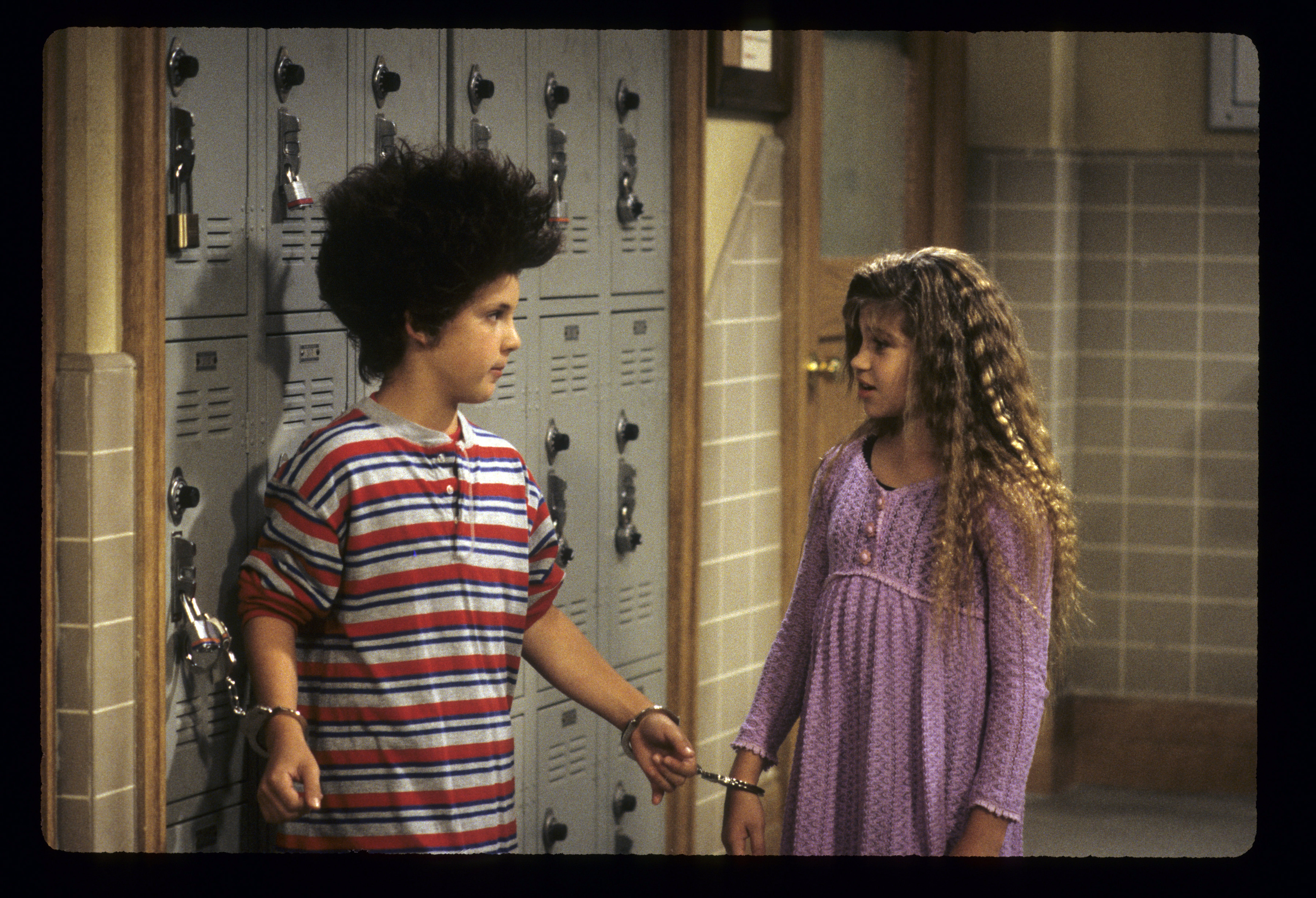 Ben Savage als Cory Matthews mit der Schauspielerin, die Topanga Lawrence spielte, in einer "Boy Meets World"-Folge vom 15. Oktober 1993 | Quelle: Getty Images