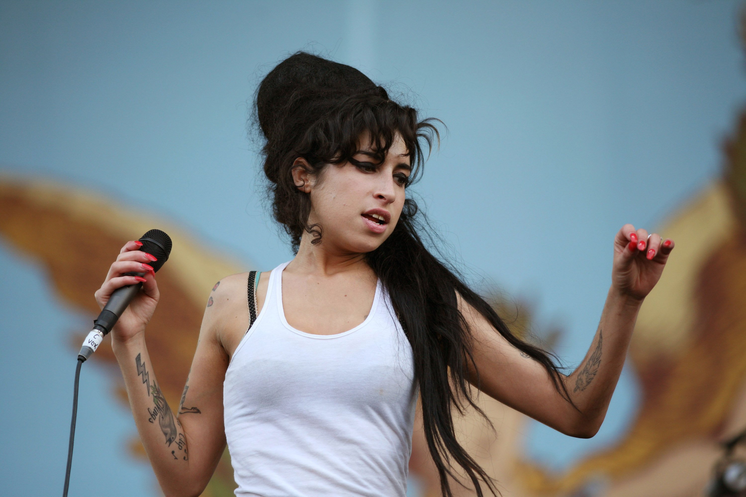 Amy Winehouse während des Isle of Wight Festivals - Tag 2 im Seaclose Park in Newport, Isle of Wight, Großbritannien. | Quelle: Getty Images