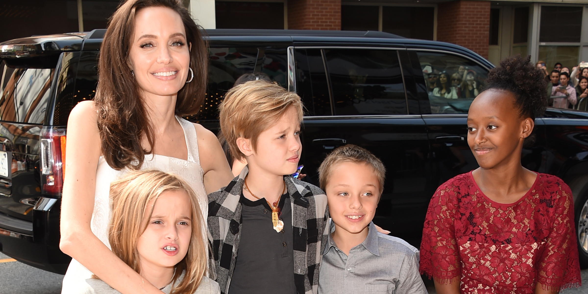 Angelina Jolie mit ihren Kindern Zahara, Shiloh, Vivienne und Knox | Quelle: Getty Images
