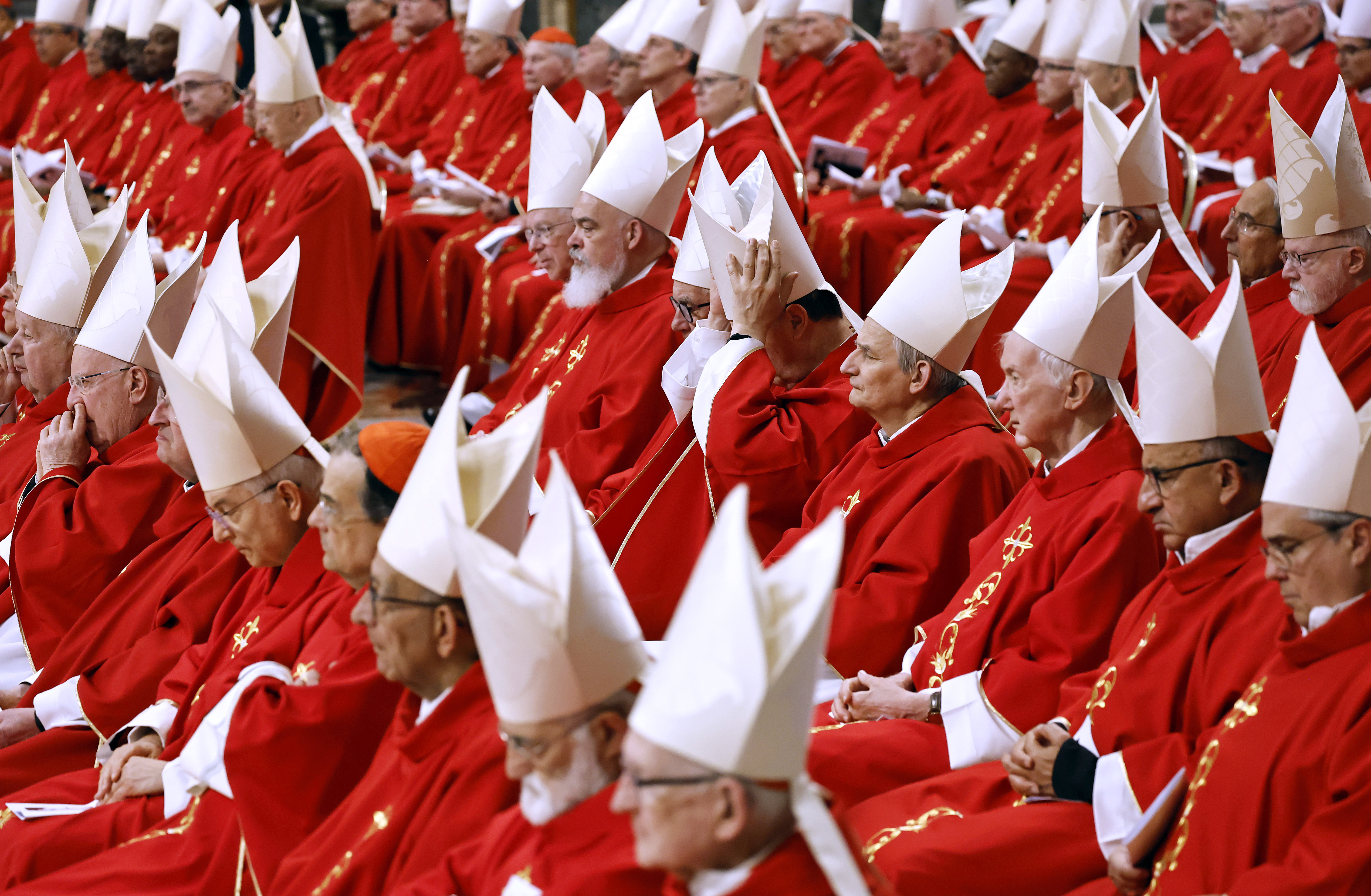 Kardinäle besuchen die dritte Novemdiales-Messe für Papst Franziskus im Petersdom am 28. April 2025. | Quelle: Getty Images
