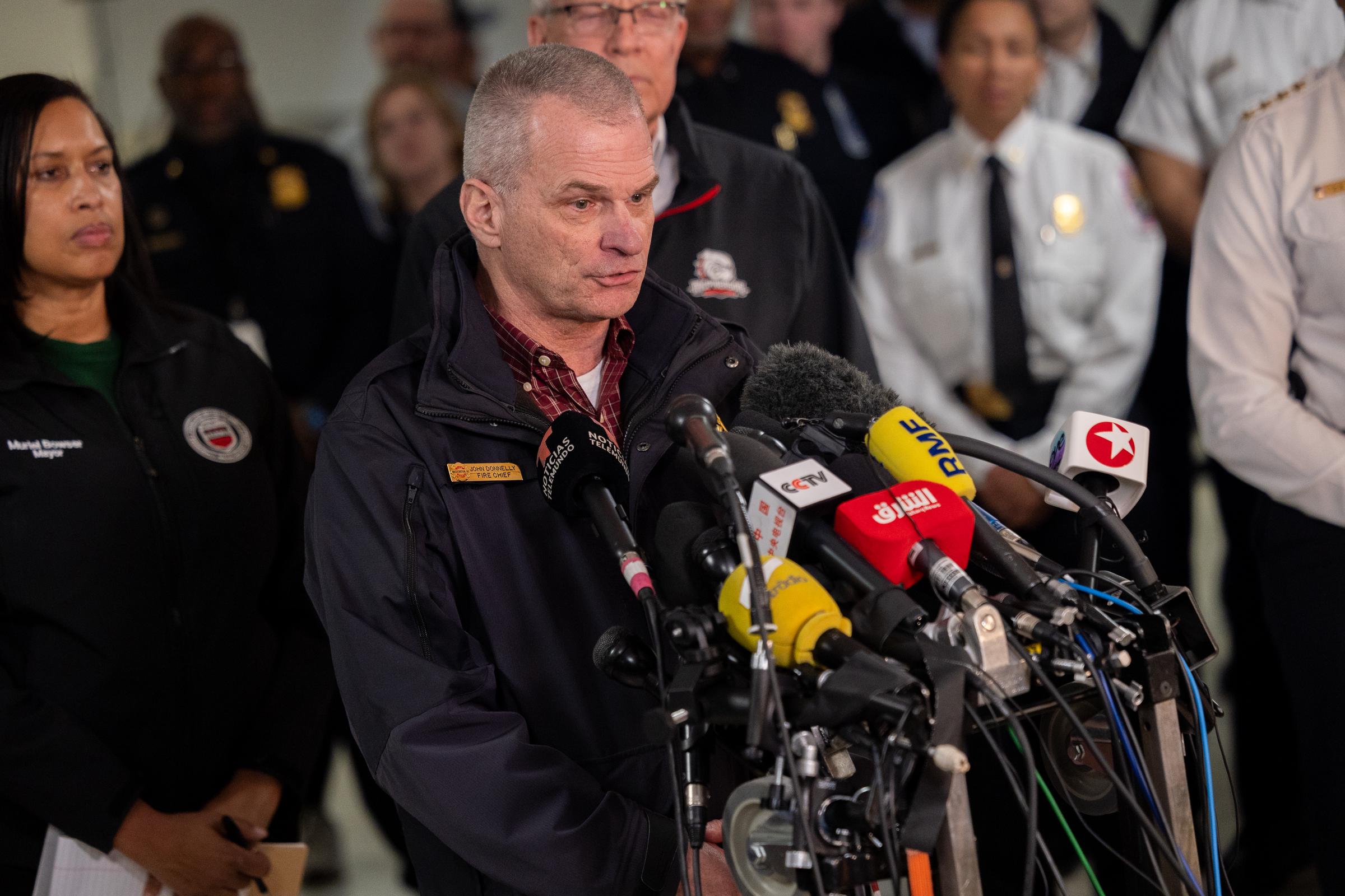 Der Chef der Feuerwehr und des Rettungsdienstes von DC, John Donnelly, spricht auf einer Pressekonferenz mit anderen Regierungsvertretern über die Rettungsmaßnahmen nach dem Zusammenstoß zwischen einem Flugzeug der American Airlines und einem Armeehubschrauber in Washington, D.C. am 30. Januar 2025. | Quelle: Getty Images