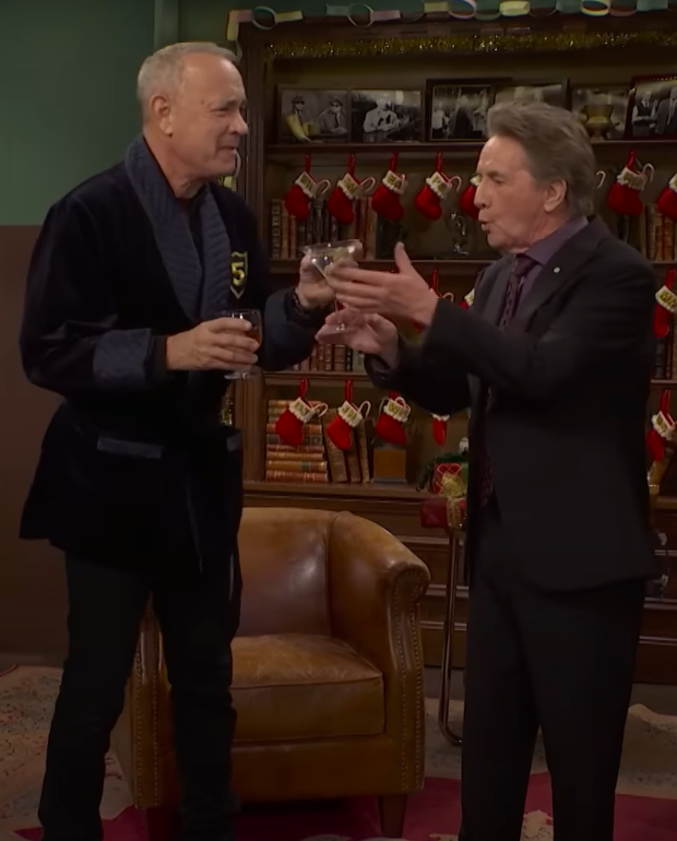 Tom Hanks reicht Martin Short einen Drink. | Quelle: Saturday Night Live