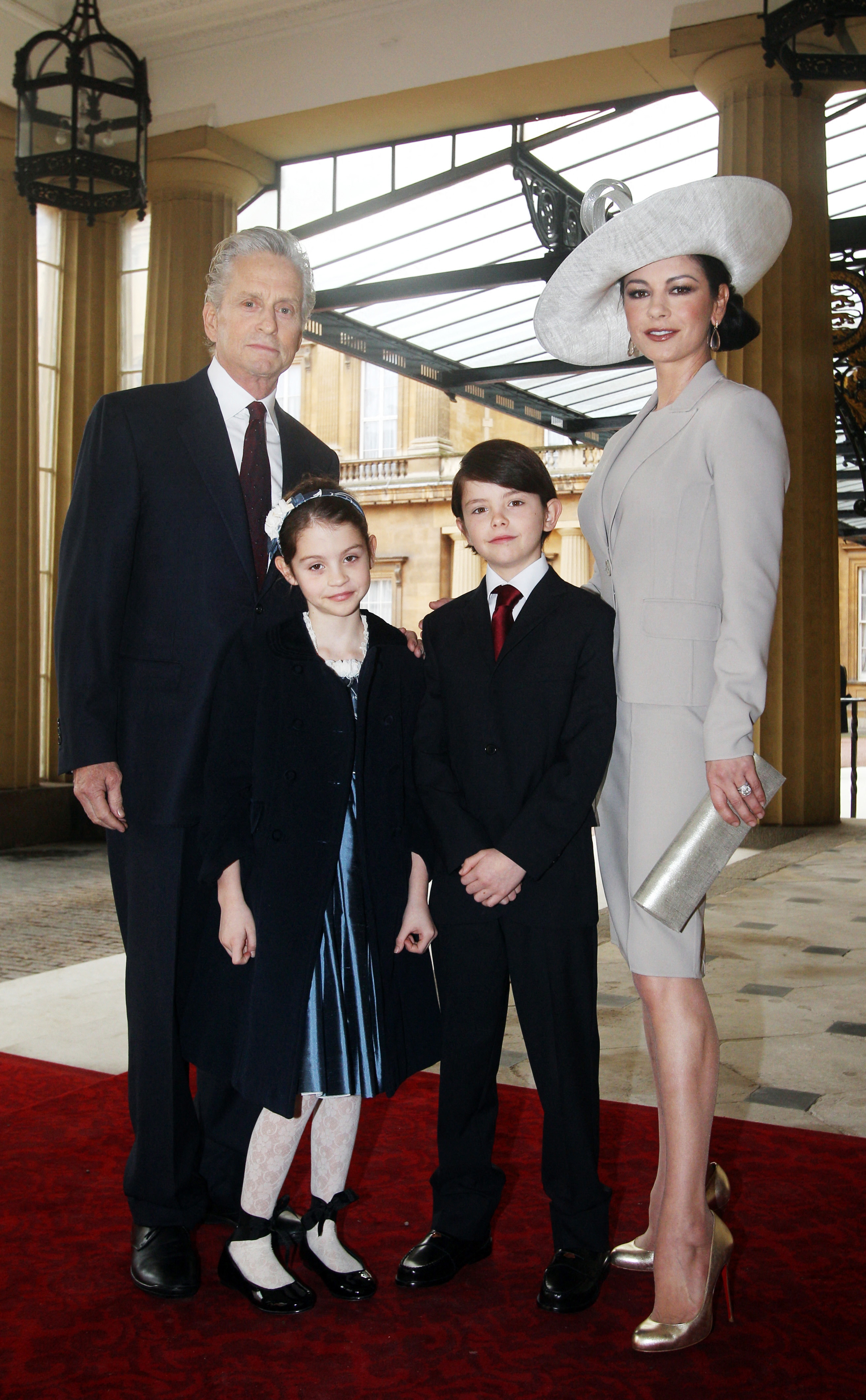 Catherine Zeta-Jones, Michael Douglas und ihre Kinder Dylan und Carys im Buckingham Palace im Zentrum Londons am 24. Februar 2011 | Quelle: Getty Images