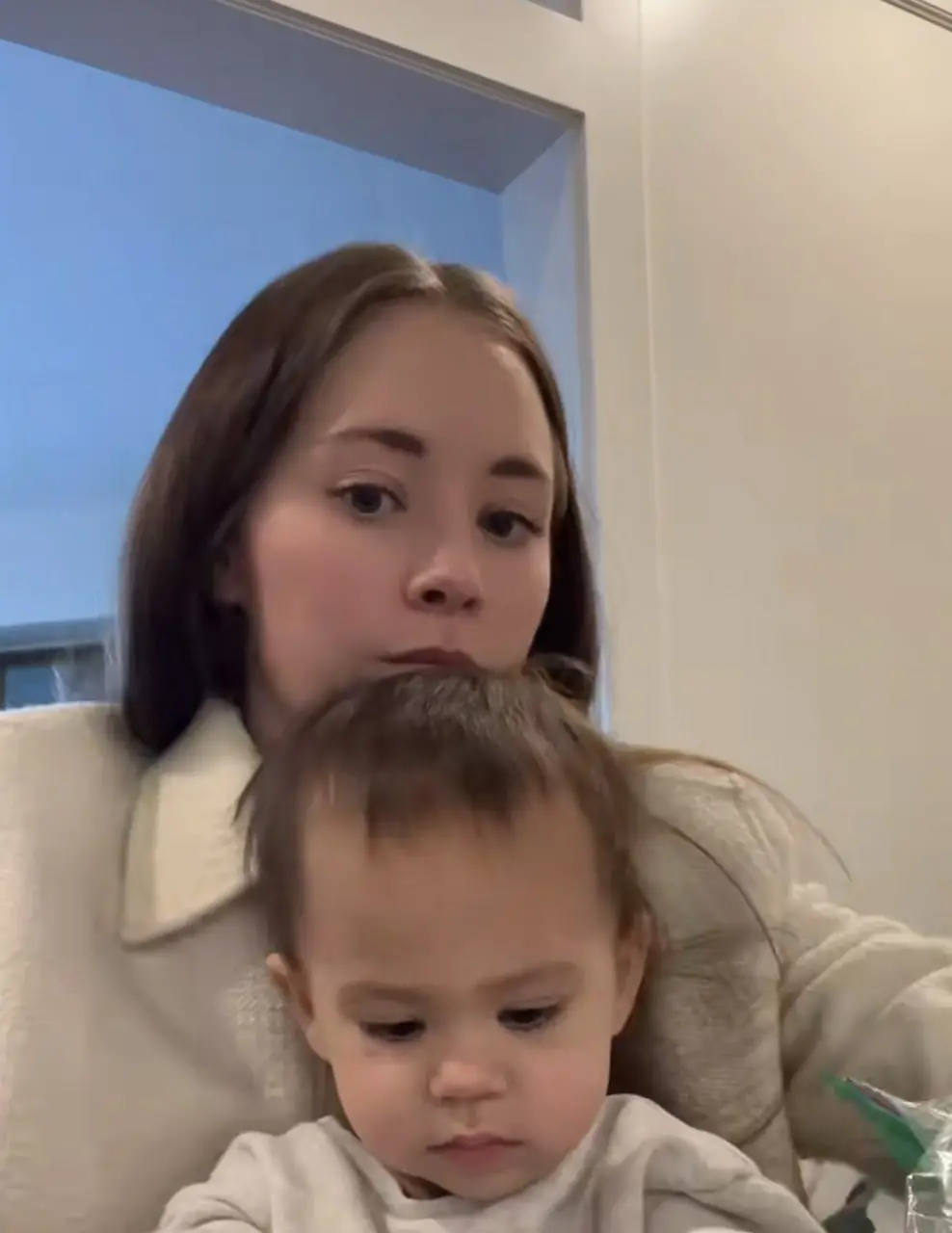 TikToker Elizabeth mit ihrem Kind, zu sehen in einem Video vom 1. Dezember 2022 | Quelle: tiktok.com/@elizabethacting