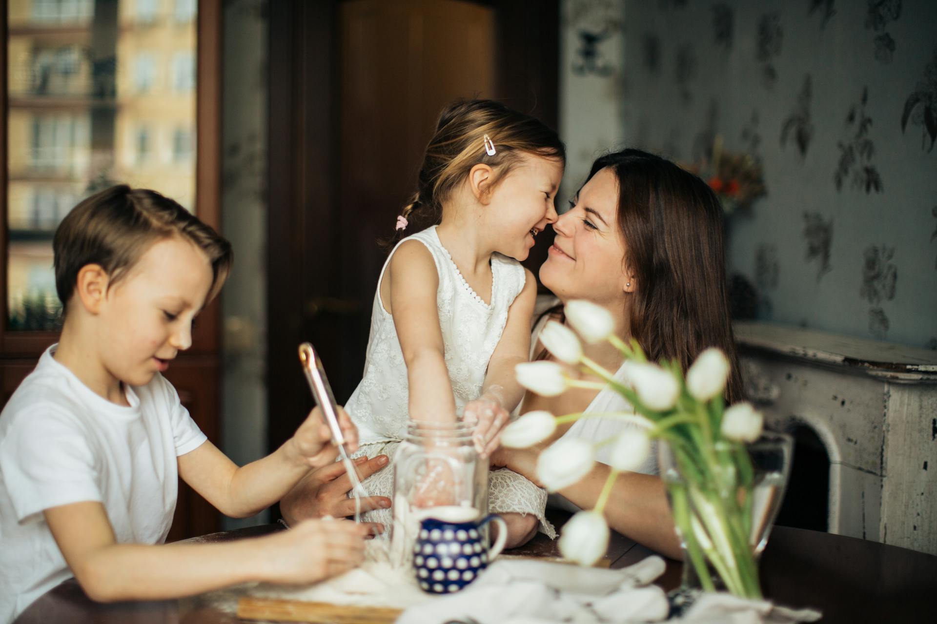 Eine Frau mit zwei ihrer Kinder | Quelle: Pexels