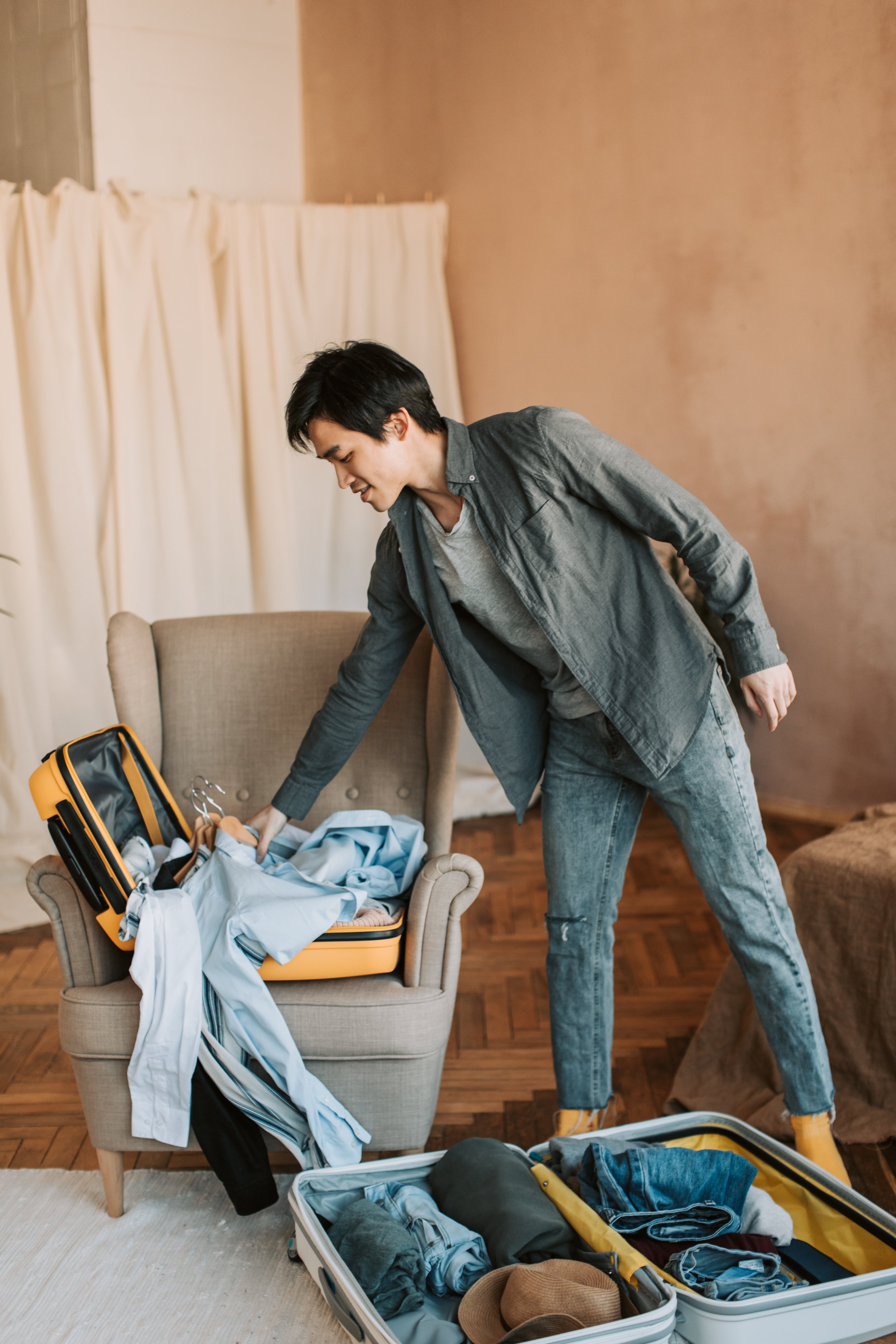 Ein Mann beim Packen seiner Kleidung | Quelle: Pexels
