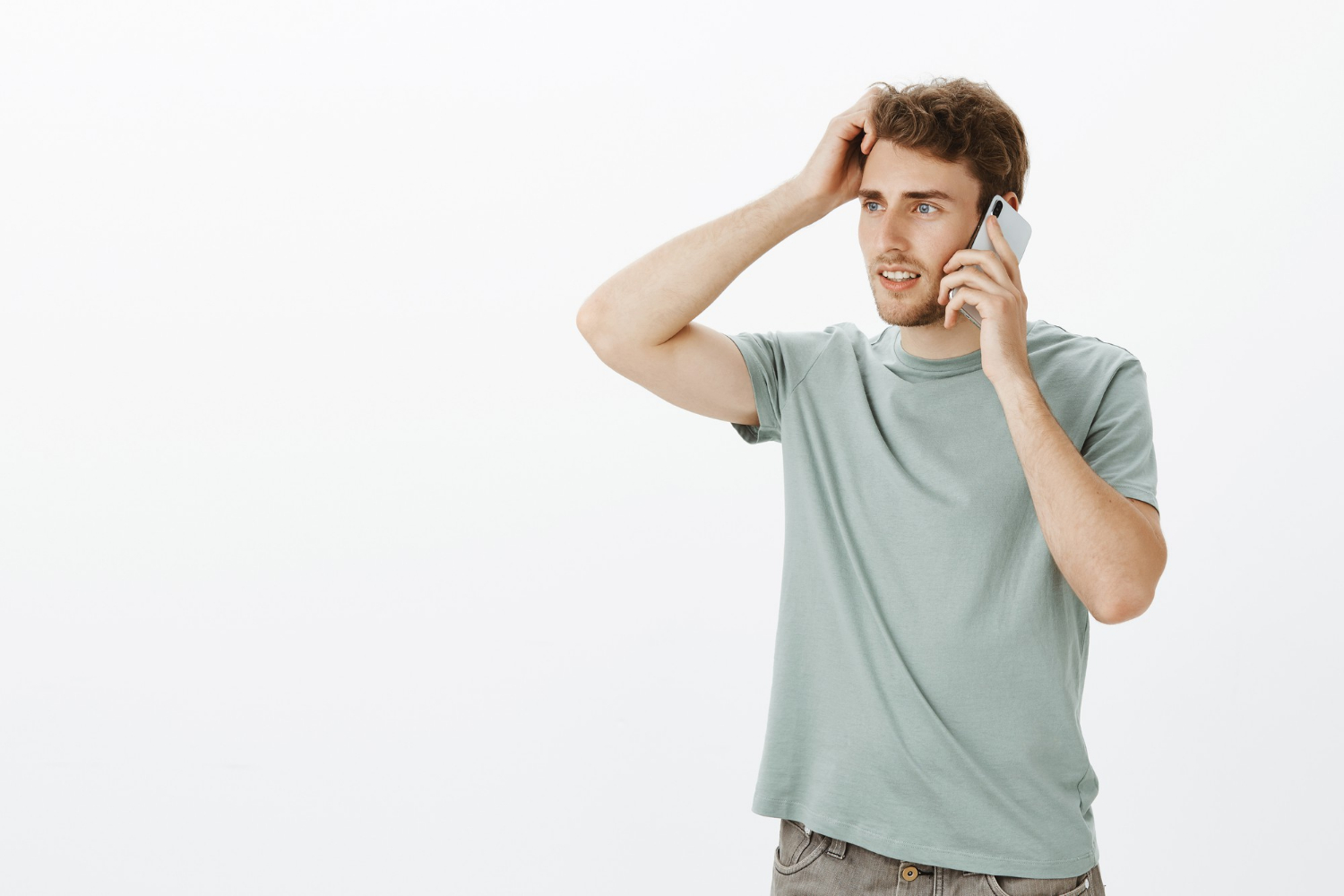 Ein selbstbewusster Mann, der telefoniert | Quelle: Freepik