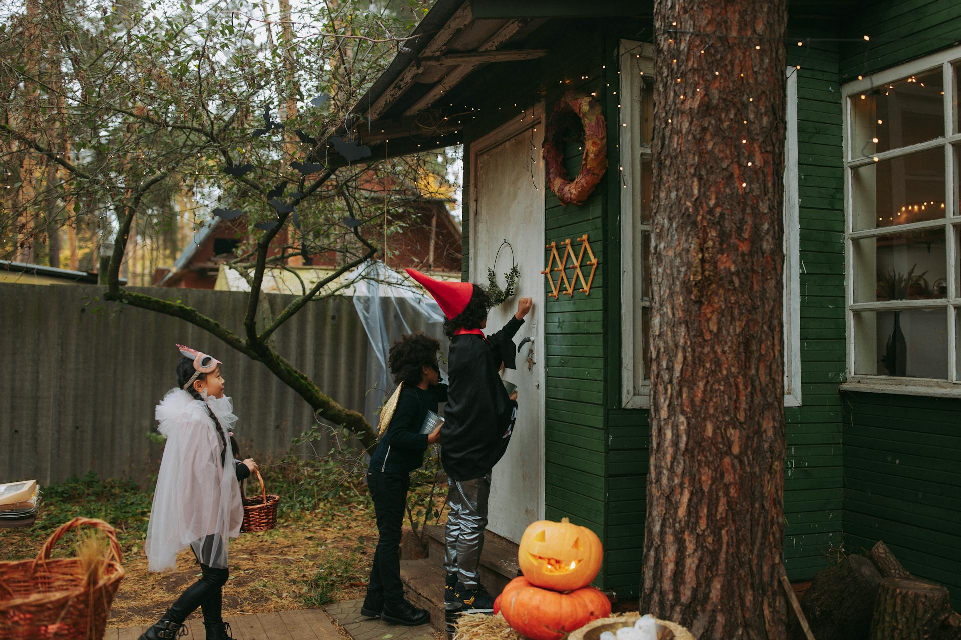 Kinder klopfen an die Tür eines Hauses während einer Halloween-Feier | Quelle: Pexels