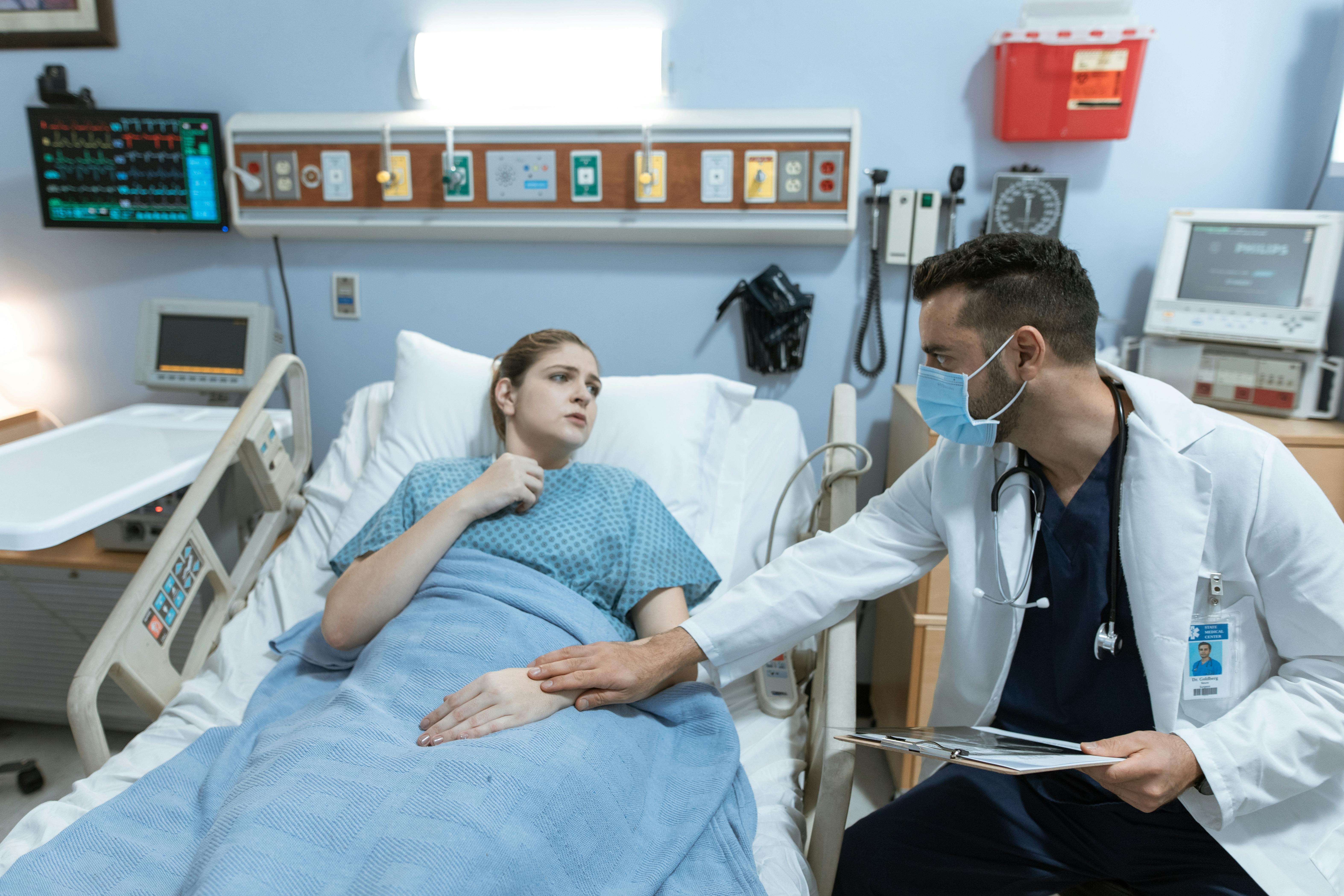 Eine kranke Frau erhält schlechte Nachrichten von ihrem Arzt | Quelle: Pexels