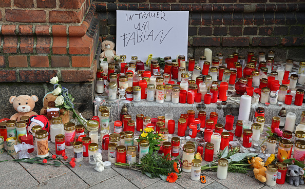 Kerzen, Blumen und Kuscheltiere vor der St.-Marien-Kirche in Güstrow zum Gedenken an den vermissten achtjährigen Fabian, 15. Oktober 2025. | Quelle: Getty Images