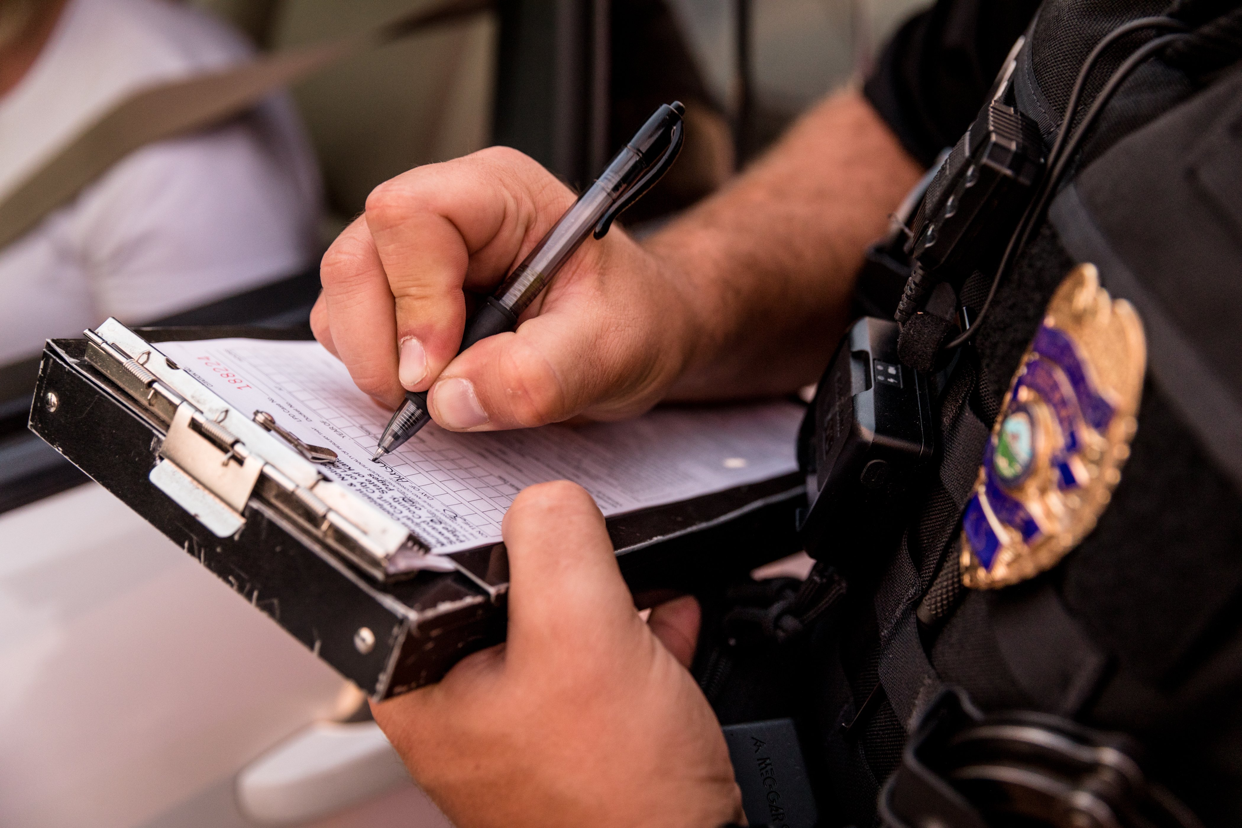 Polizeibeamte schreibt ein Ticket | Quelle: Shutterstock