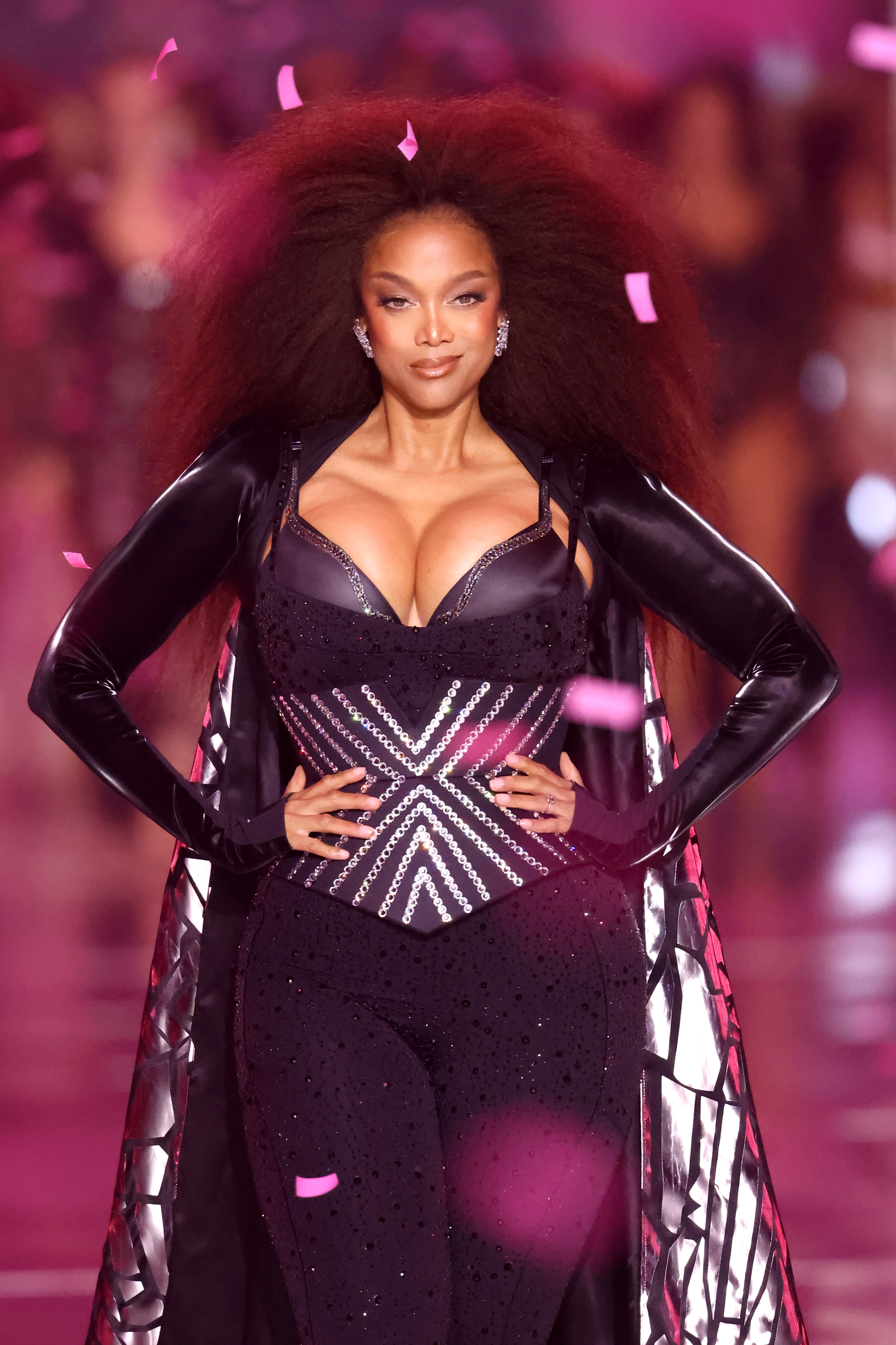 Tyra Banks läuft über den Laufsteg für die Victoria's Secret Fashion Show 2024 in New York City am 15. Oktober 2024 | Quelle: Getty Images