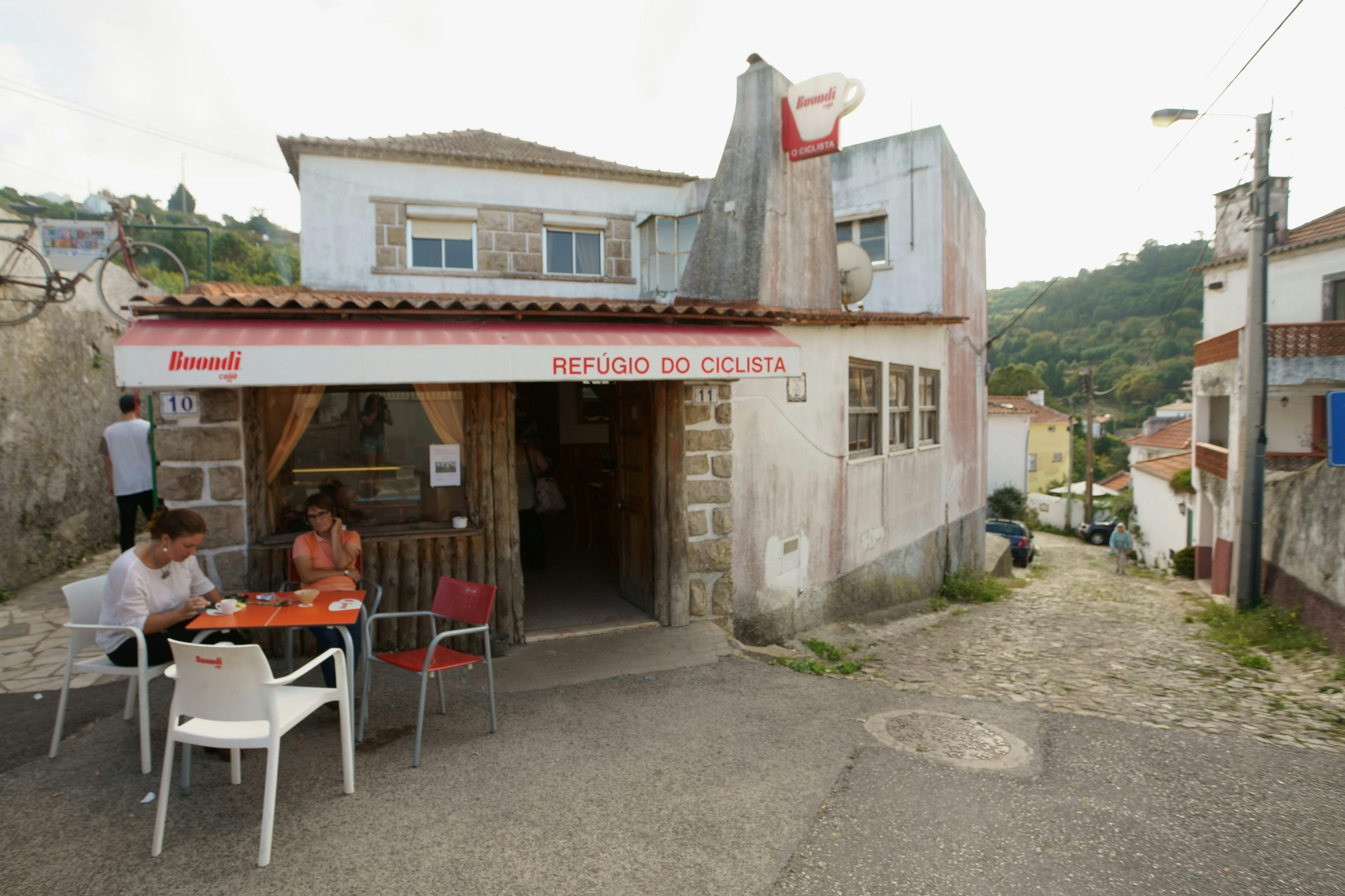 Kleines Restaurant in einem idyllischen Dorf | Quelle: Pexels