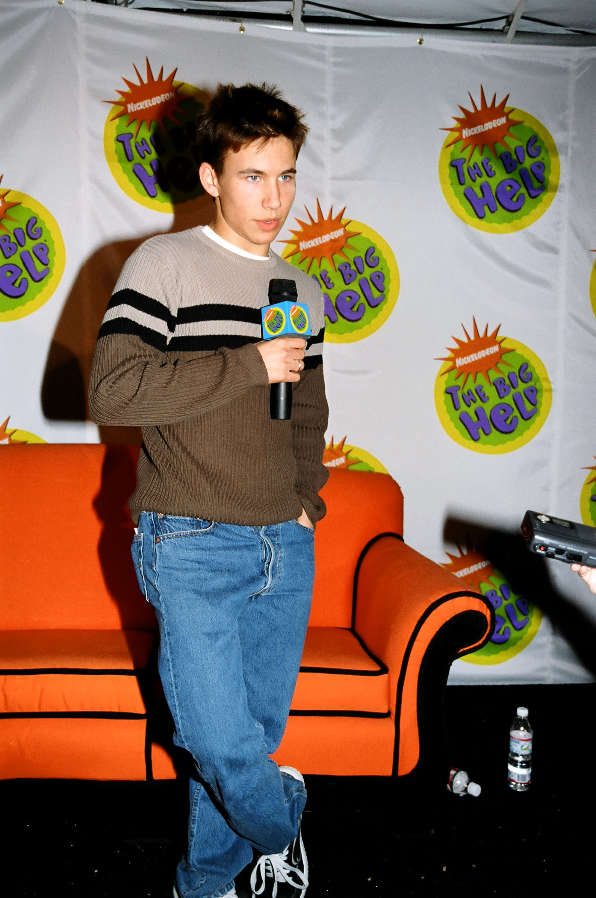 Jonathan Taylor Thomas hält eine Rede beim „Big Help“-Event von Nickelodeon 1998 in Los Angeles, Kalifornien | Quelle: Getty Images