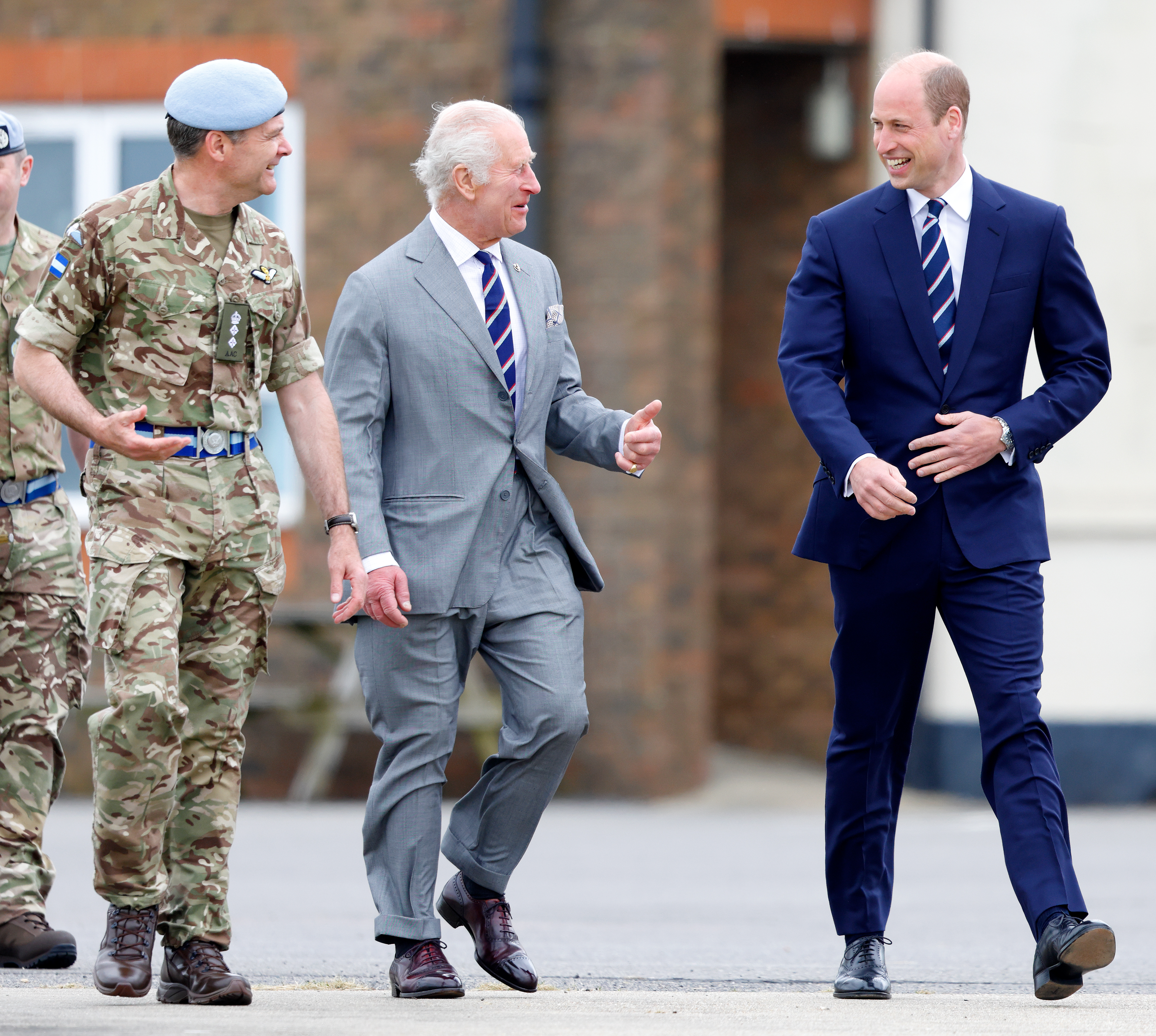 König Charles III. und Prinz William im Army Aviation Centre in Middle Wallop, Stockbridge, Vereinigtes Königreich, am 13. Mai 2024. | Quelle: Getty Images