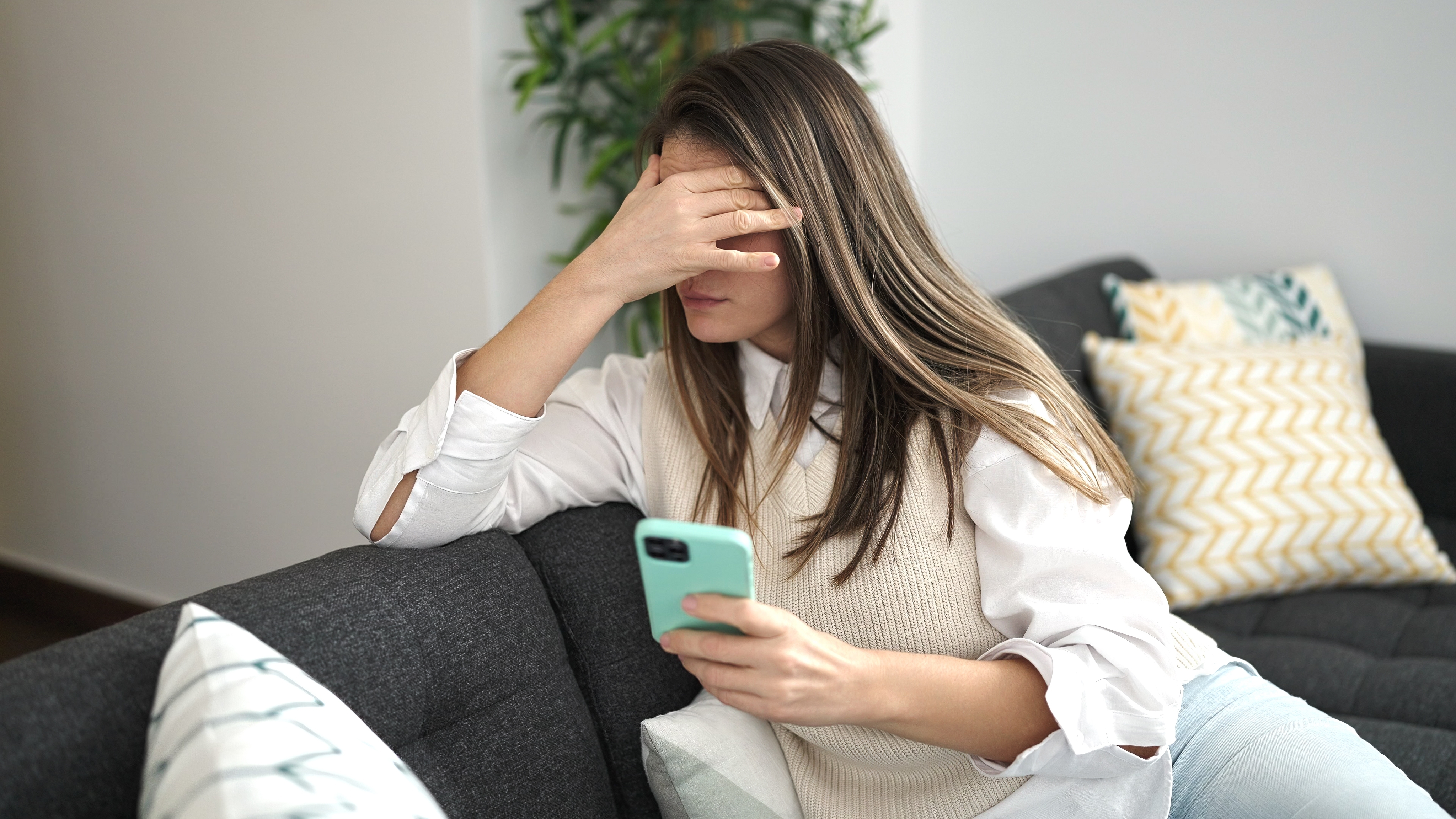 Eine Frau, die gestresst aussieht, während sie telefoniert | Quelle: Shutterstock