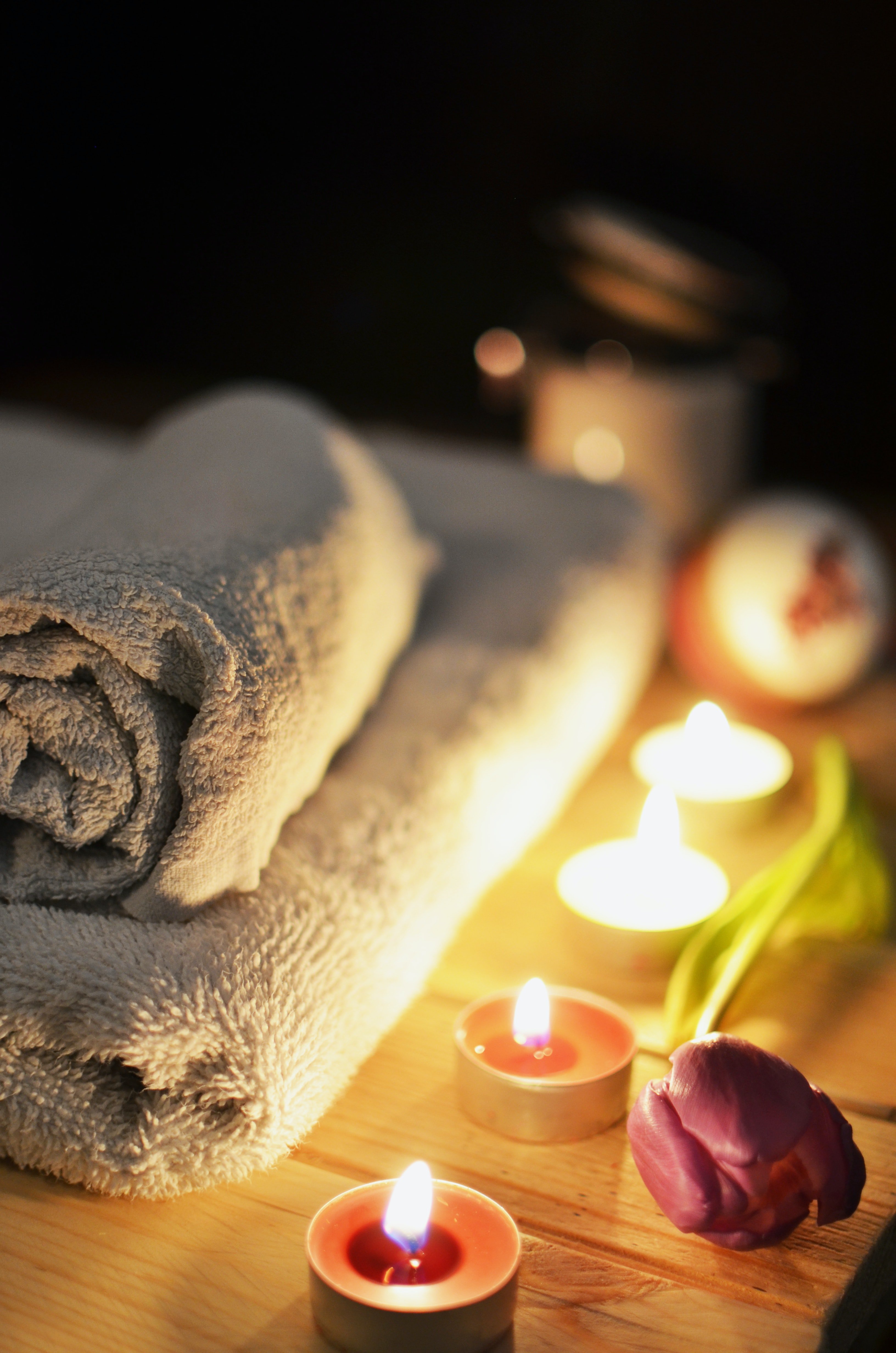 Handtücher und Kerzen in einer Sauna | Quelle: Pexels