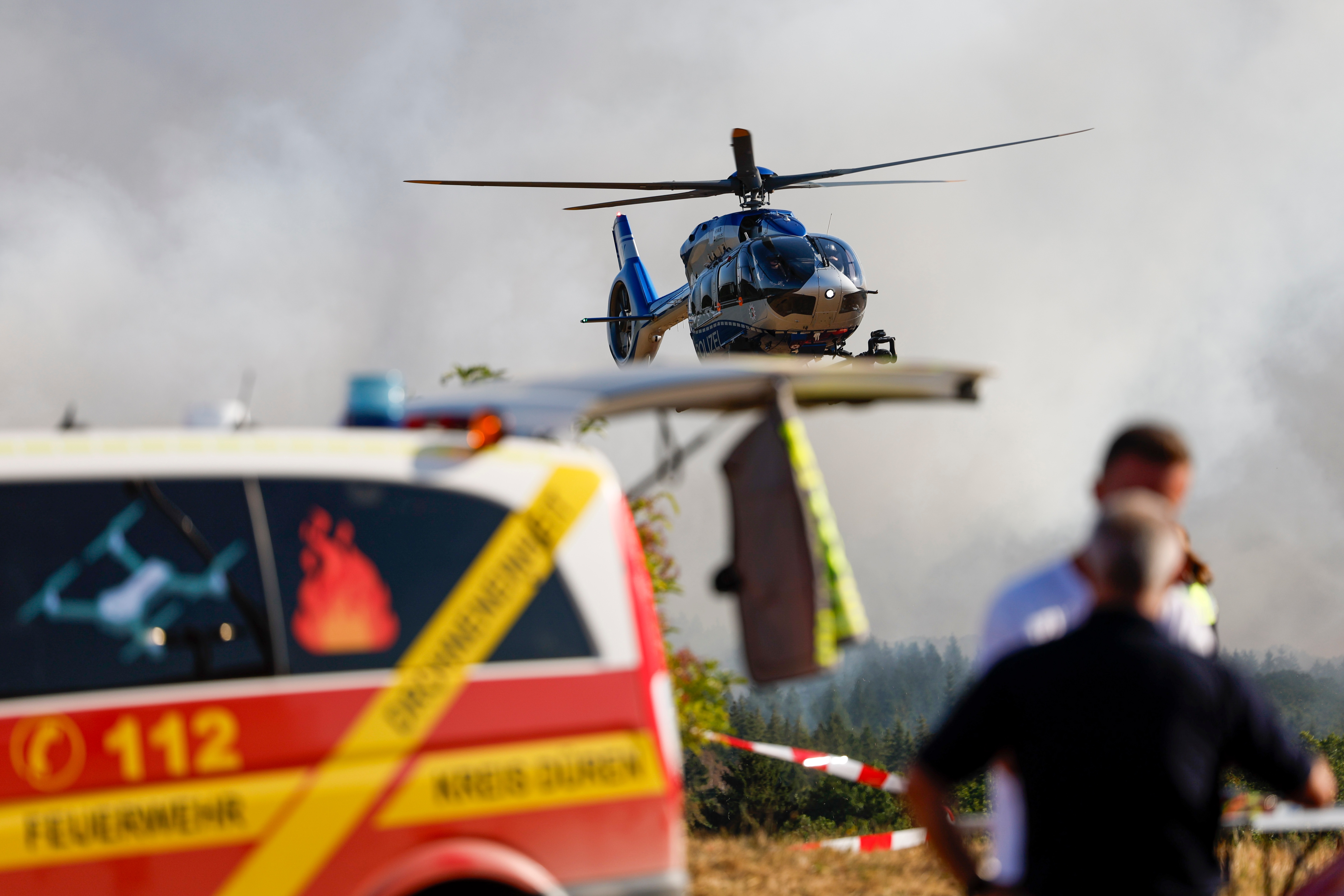 Ein Hubschrauber der Bundespolizei landet auf dem Einsatzgebiet für den Waldbrand im Hürtgenwald | Quelle: Getty Images