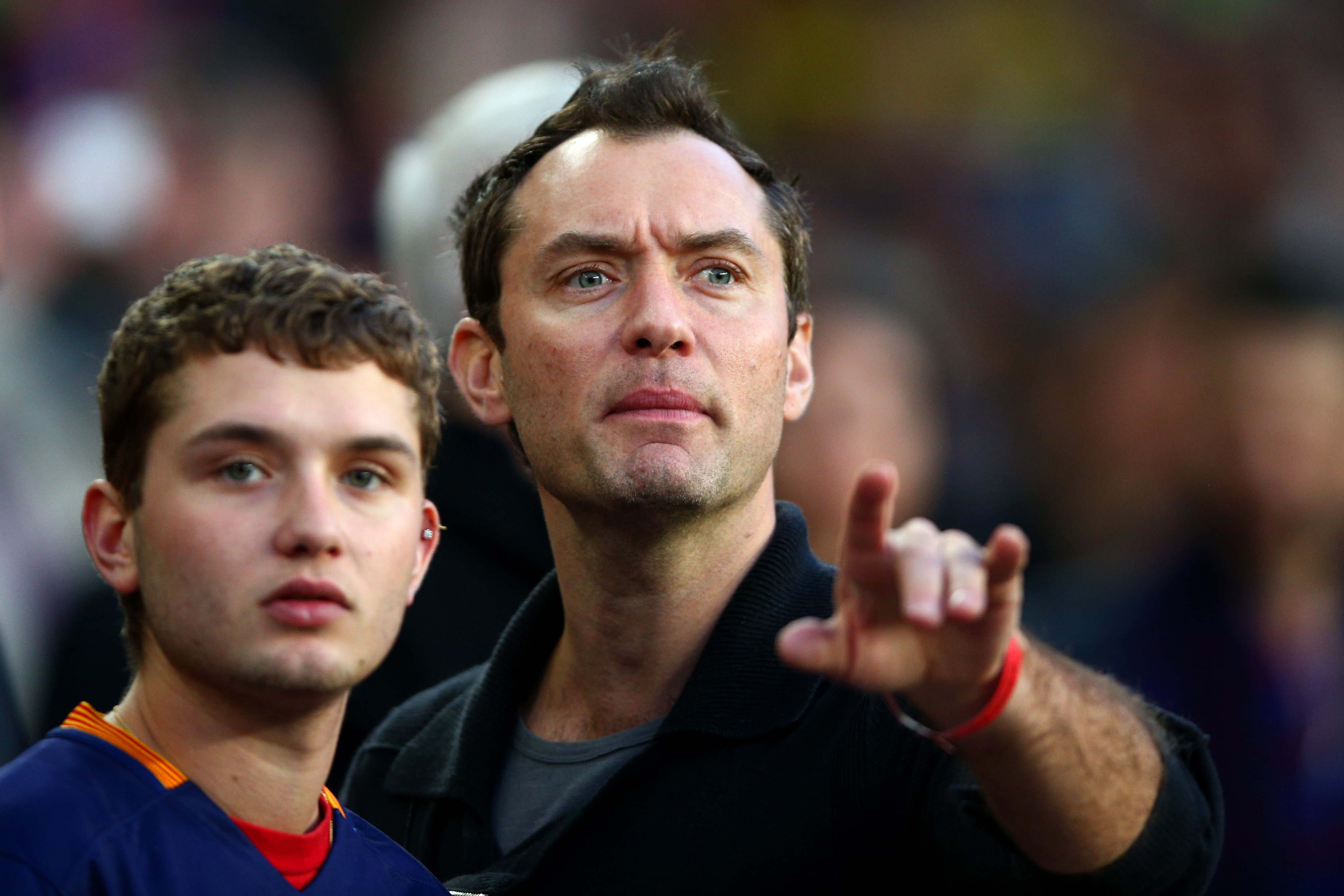 Jude Law und sein Sohn Rafferty Law am 2. April 2016 in Barcelona, Spanien | Quelle: Getty Images