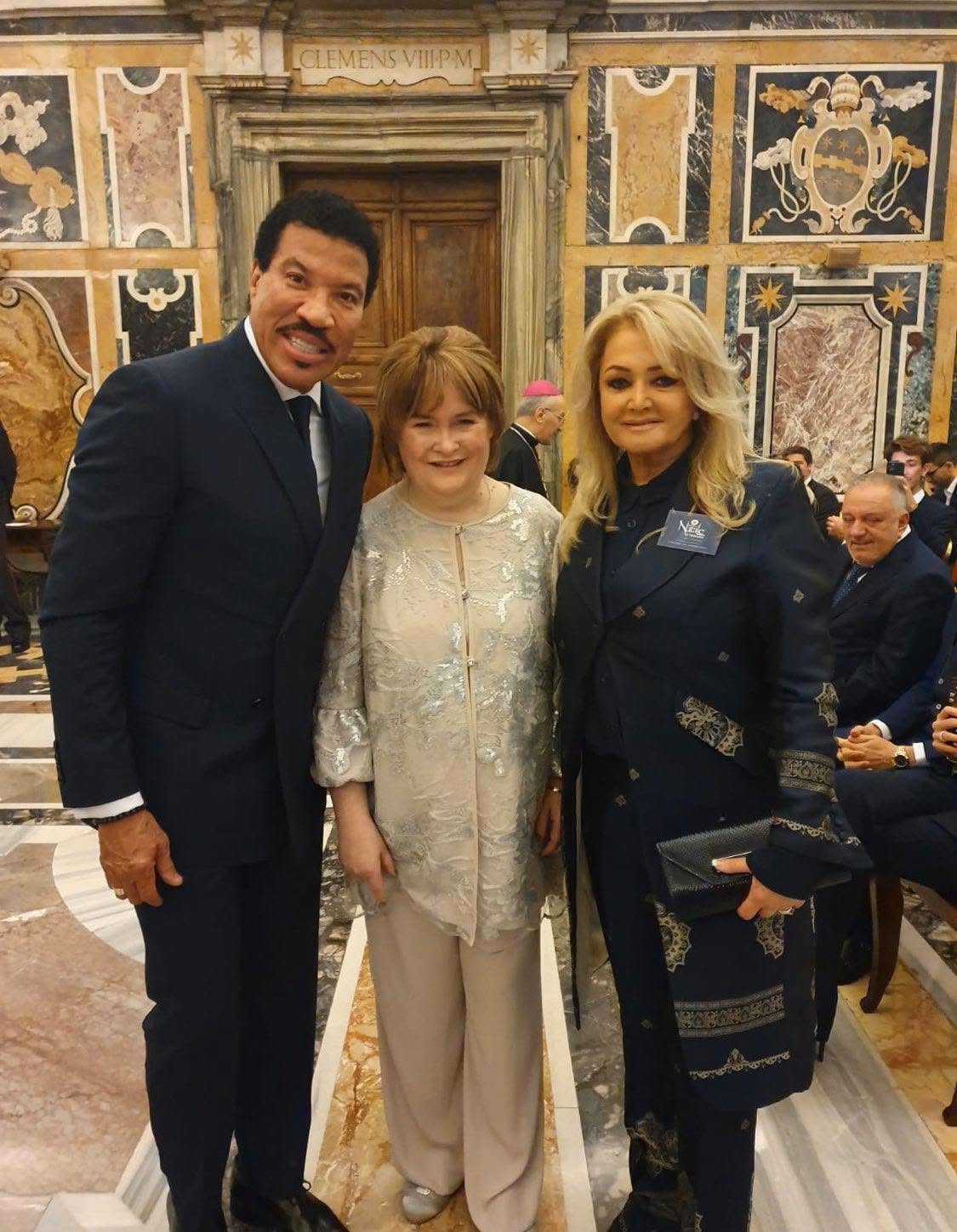 Aber die Affäre ging noch eine Weile weiter. Hier ist ein Foto von Bonnie Tyler mit Lionel Richie und Susan Boyle im Vatikan im Jahr 2019 bei einem Konzert für Papst Franziskus. | Quelle: Facebook/Bonnie Tyler