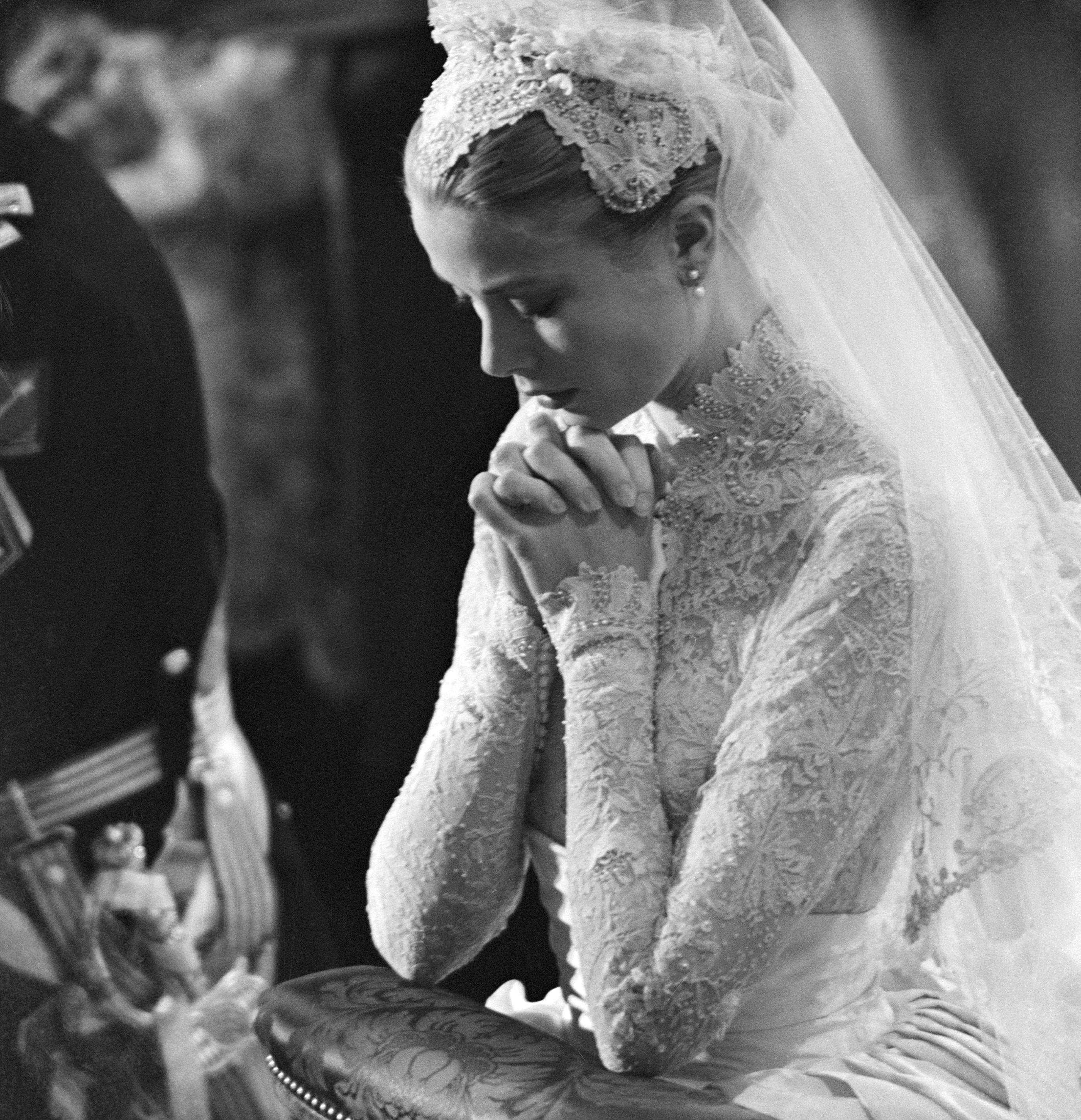 Grace Kelly betet während ihrer Hochzeit mit Fürst Rainier III. am 19. April 1956 in Monaco. | Quelle: Getty Images