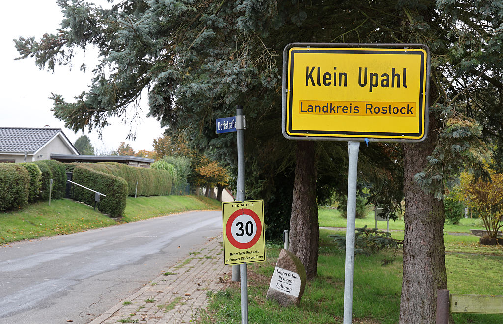 16. Oktober 2025, Mecklenburg-Vorpommern, Klein Upahl: Das Schild am Ortseingang von Klein Upahl. | Quelle: Getty Images