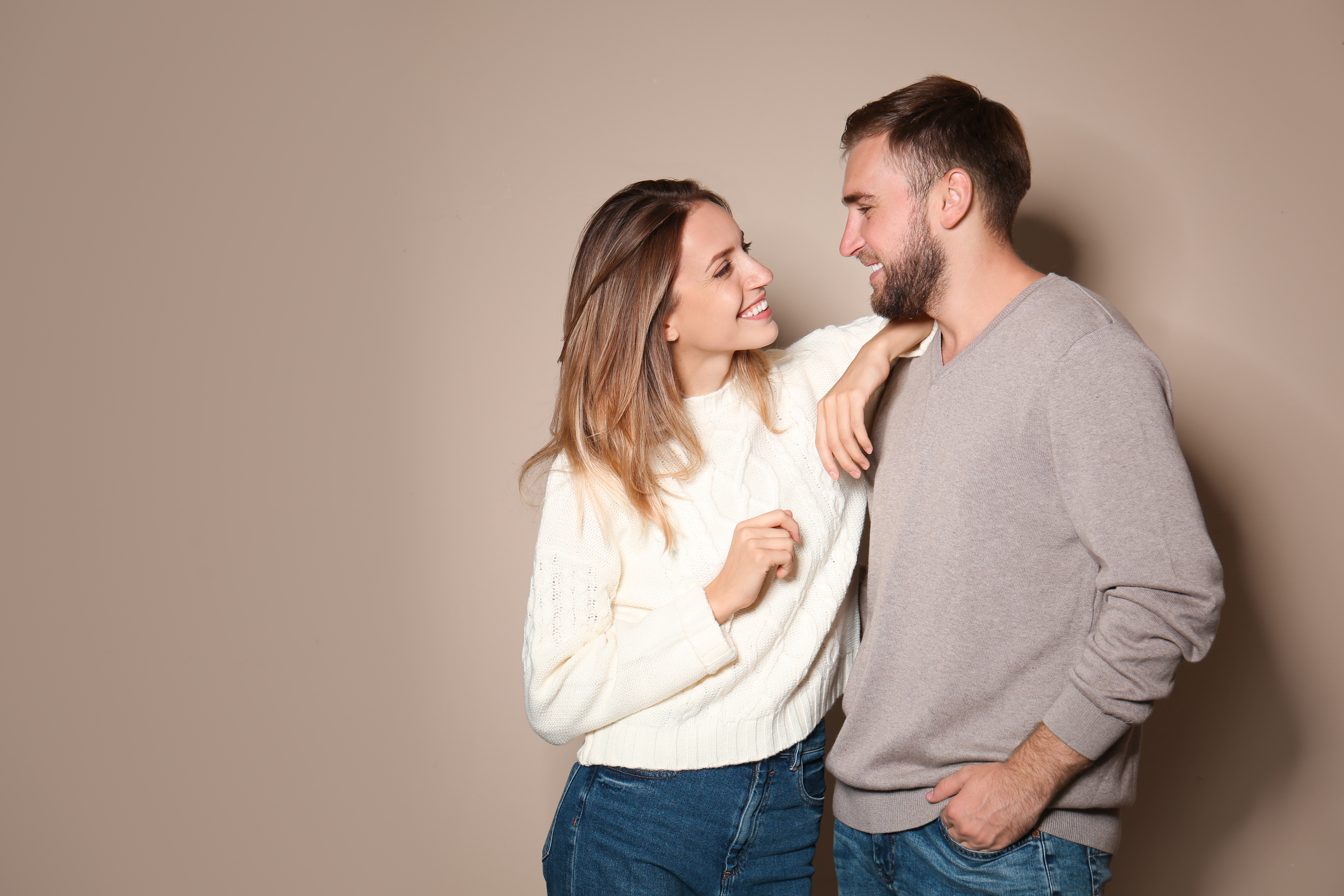 Verliebter Mann mit Frau | Quelle: Shutterstock