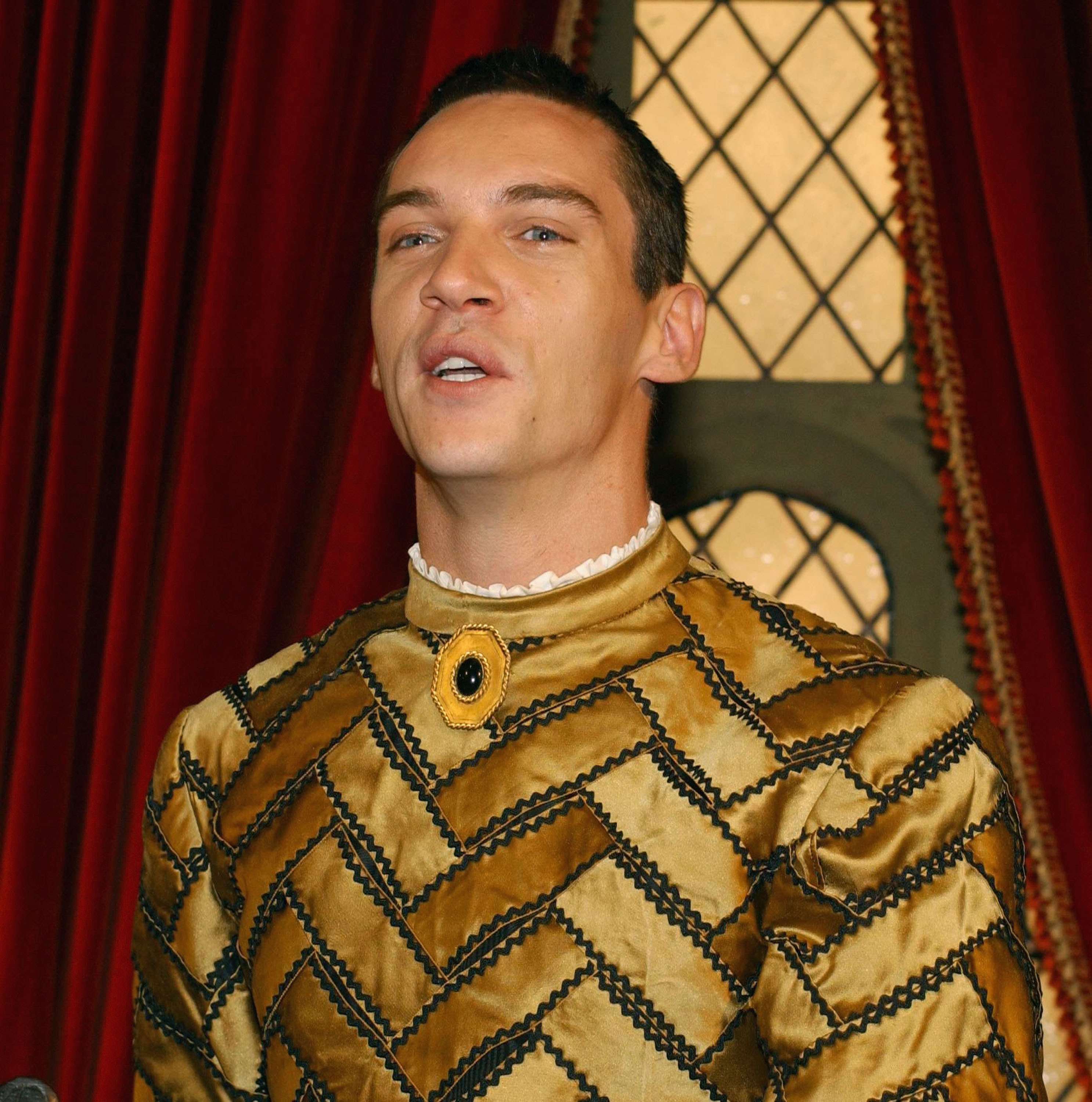 Der Schauspieler am Set von "Die Tudors", 2006 | Quelle: Getty Images