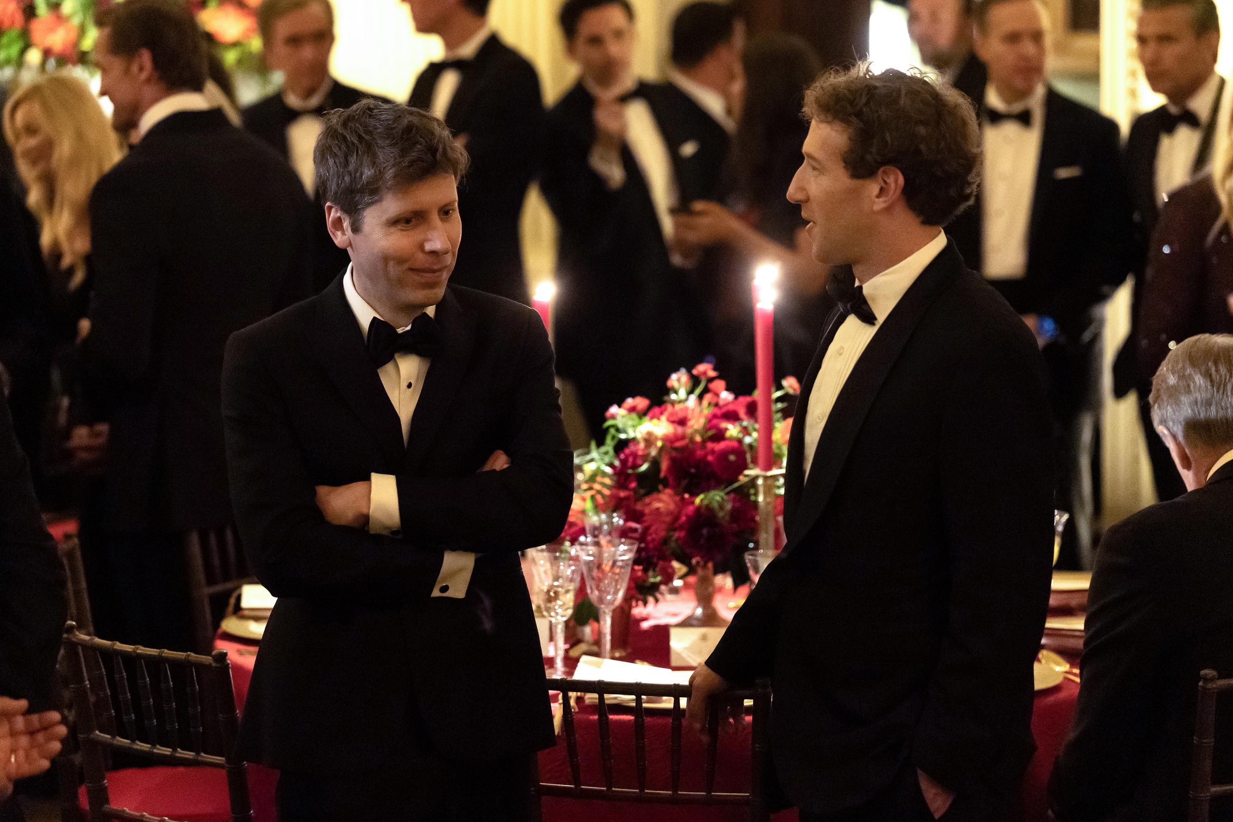 Sam Altman und Mark Zuckerberg unterhielten sich angeregt während des Staatsbanketts im Weißen Haus, das Präsident Donald Trump am 24. September 2026 in Washington, D.C., zu Ehren des chinesischen Präsidenten Xi Jinping gab. Beide trugen formelle schwarze Smokings und Fliegen. Die Geschäftsführer von OpenAI und Meta standen neben den von Kerzen beleuchteten Banketttischen, die mit üppigen roten Blumenarrangements geschmückt waren, und unterhielten sich angeregt, während künstliche Intelligenz, Handel und strategische Beziehungen im Mittelpunkt des diplomatischen Treffens standen. | Quelle: Getty Images