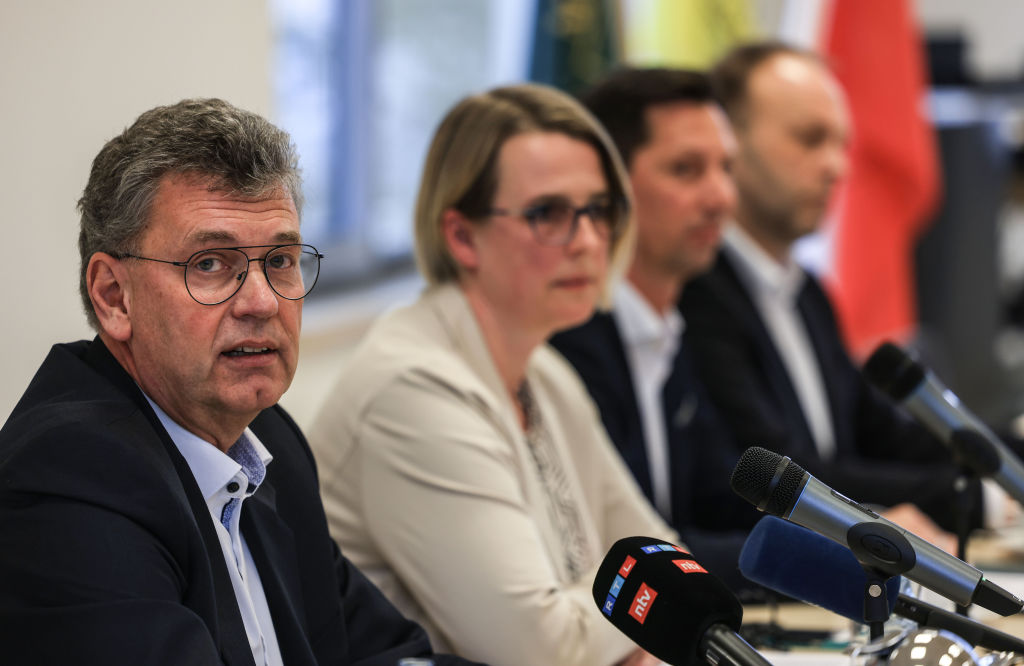 5. März 2024, Nordrhein-Westfalen, Freudenberg: Thomas Ijewski (l), evangelischer Pfarrer in Freudenberg, spricht auf einer von der Stadt organisierten Pressekonferenz neben Bürgermeisterin Nicole Reschke (2. von rechts). Die zwölfjährige Schülerin Luise wurde im März 2023 erstochen. | Quelle: Getty Images