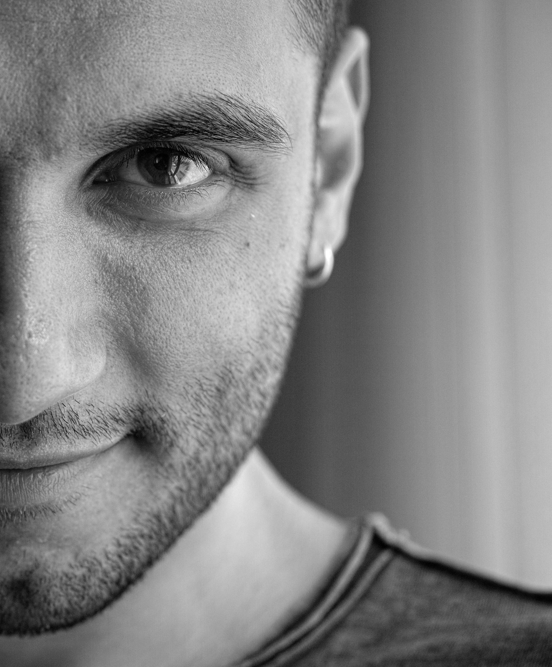 Ein Mann, der schwach lächelt | Quelle: Pexels