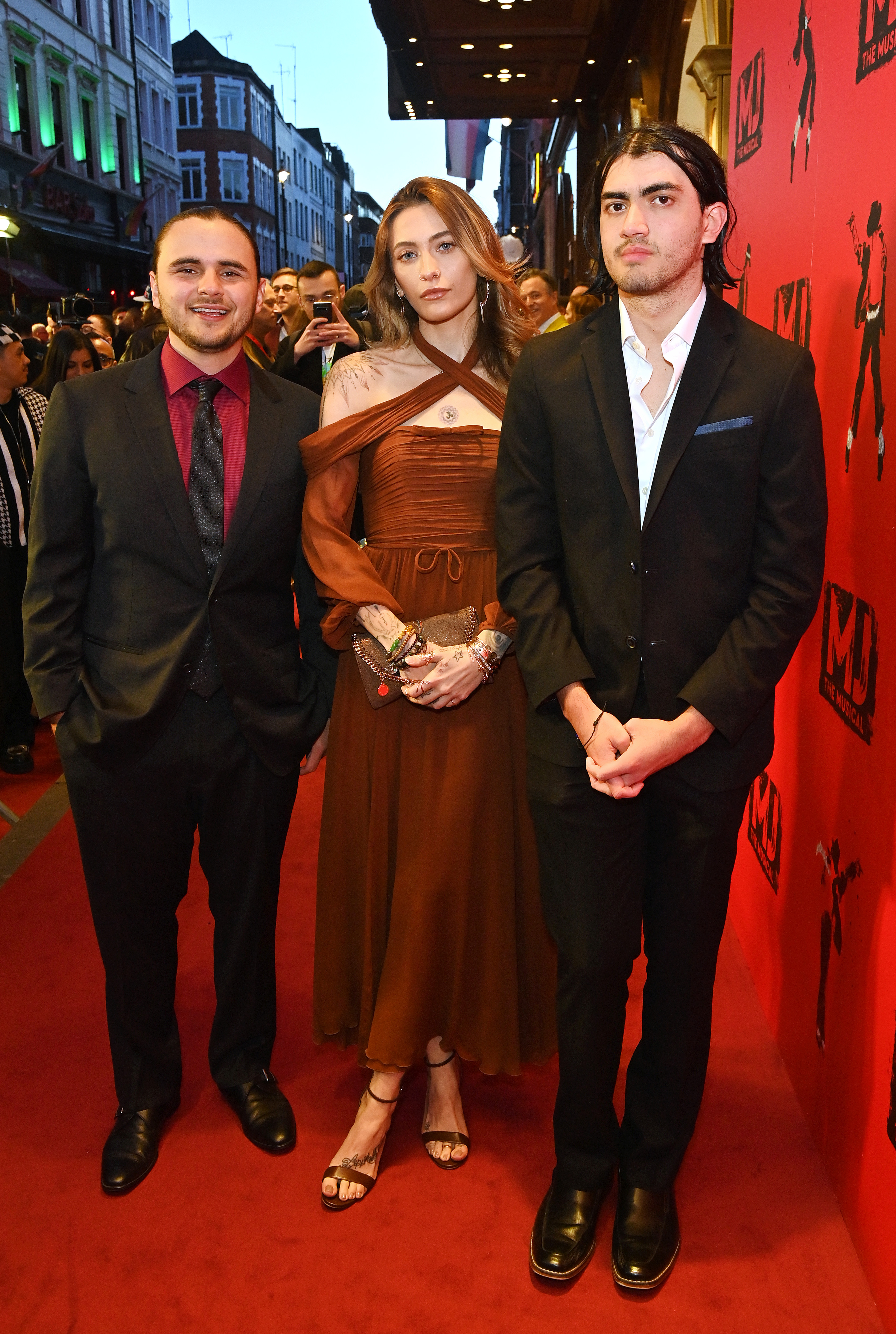 (L bis R) Prince, Paris und Bigi alias Blanket Jackson bei der Pressevorstellung von "MJ: The Musical" am 27. März 2024 in London, England. | Quelle: Getty Images