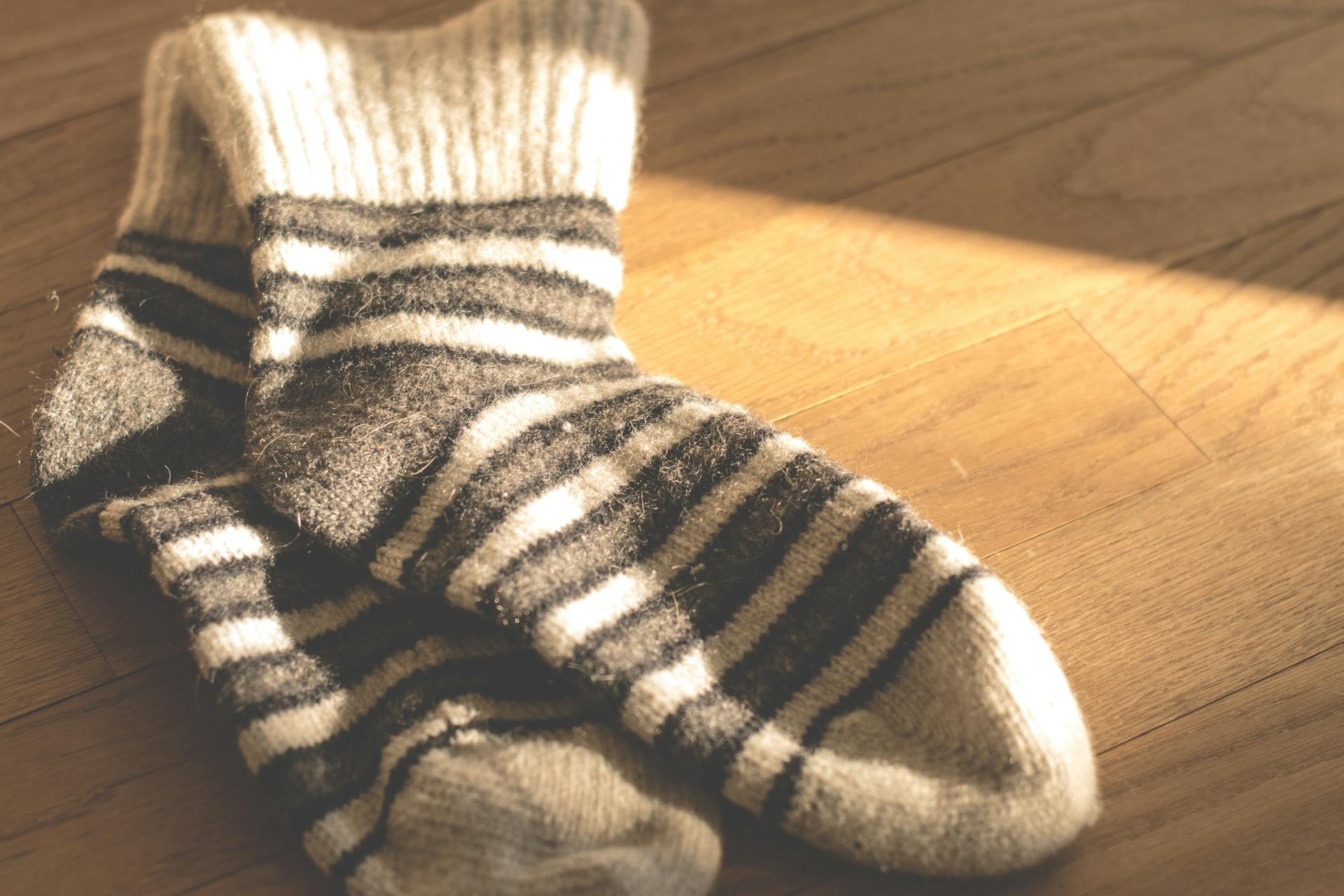 Auf dem Boden liegende Socken | Quelle: Pexels