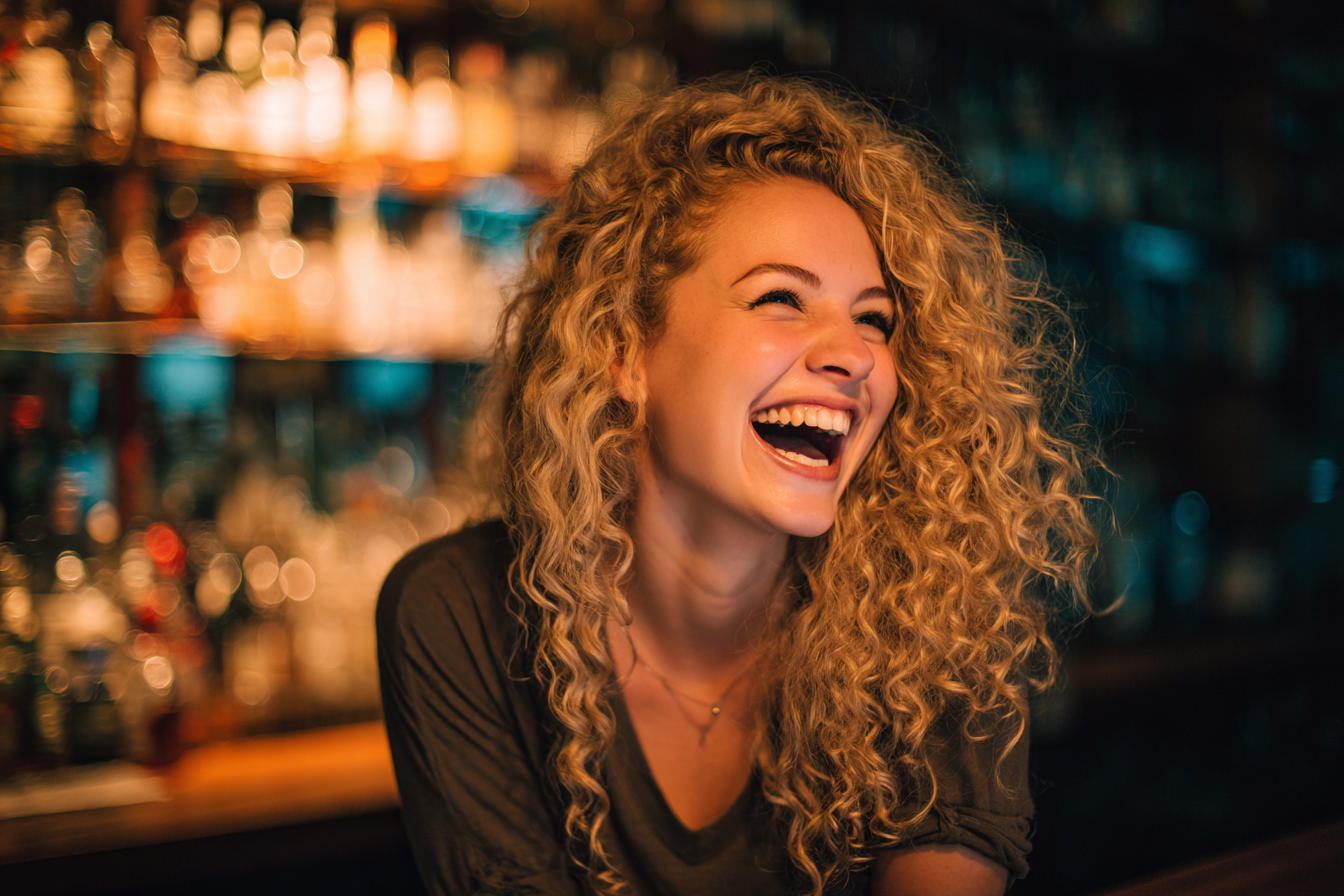 Eine glückliche Frau in einer Bar | Quelle: Midjourney